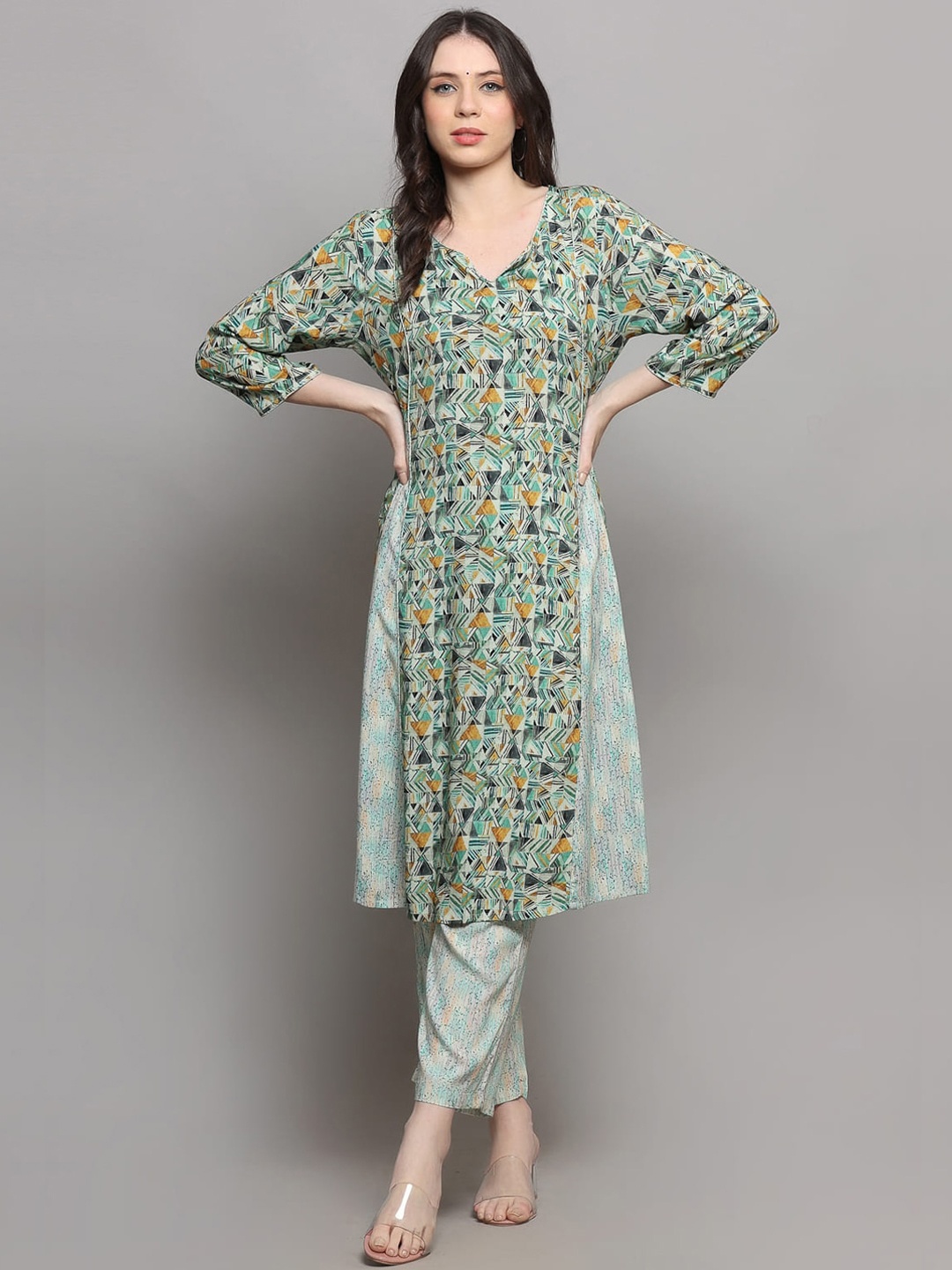 

pinfit Geometric Printed A-Line Kurta with Trousers, Green