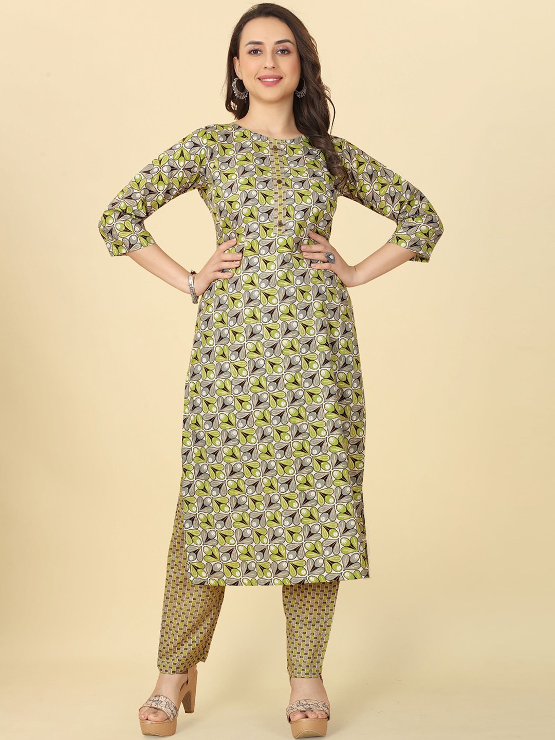 

PREMROOP- THE STYLE YOU LOVE Floral Printed Kurta With Trousers, Green