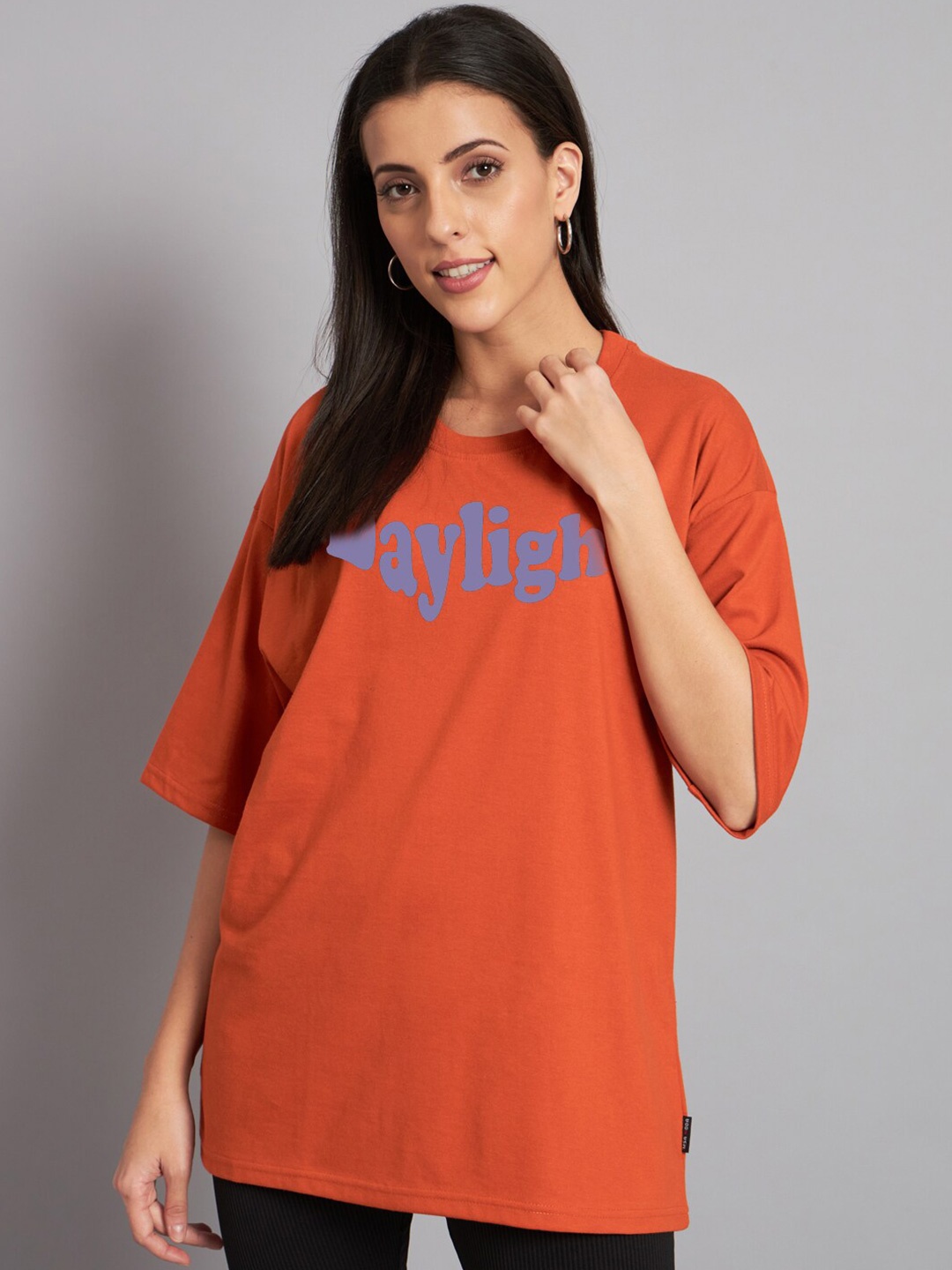 

Imsa Moda Typography Printed Drop-Shoulder Sleeves Cotton Oversized T-shirt, Orange