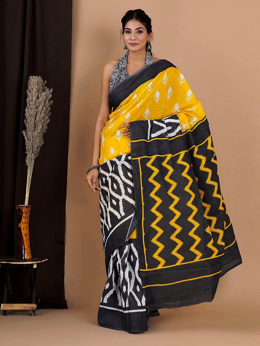 

Mitera Ethnic Motifs Printed Saree, Yellow