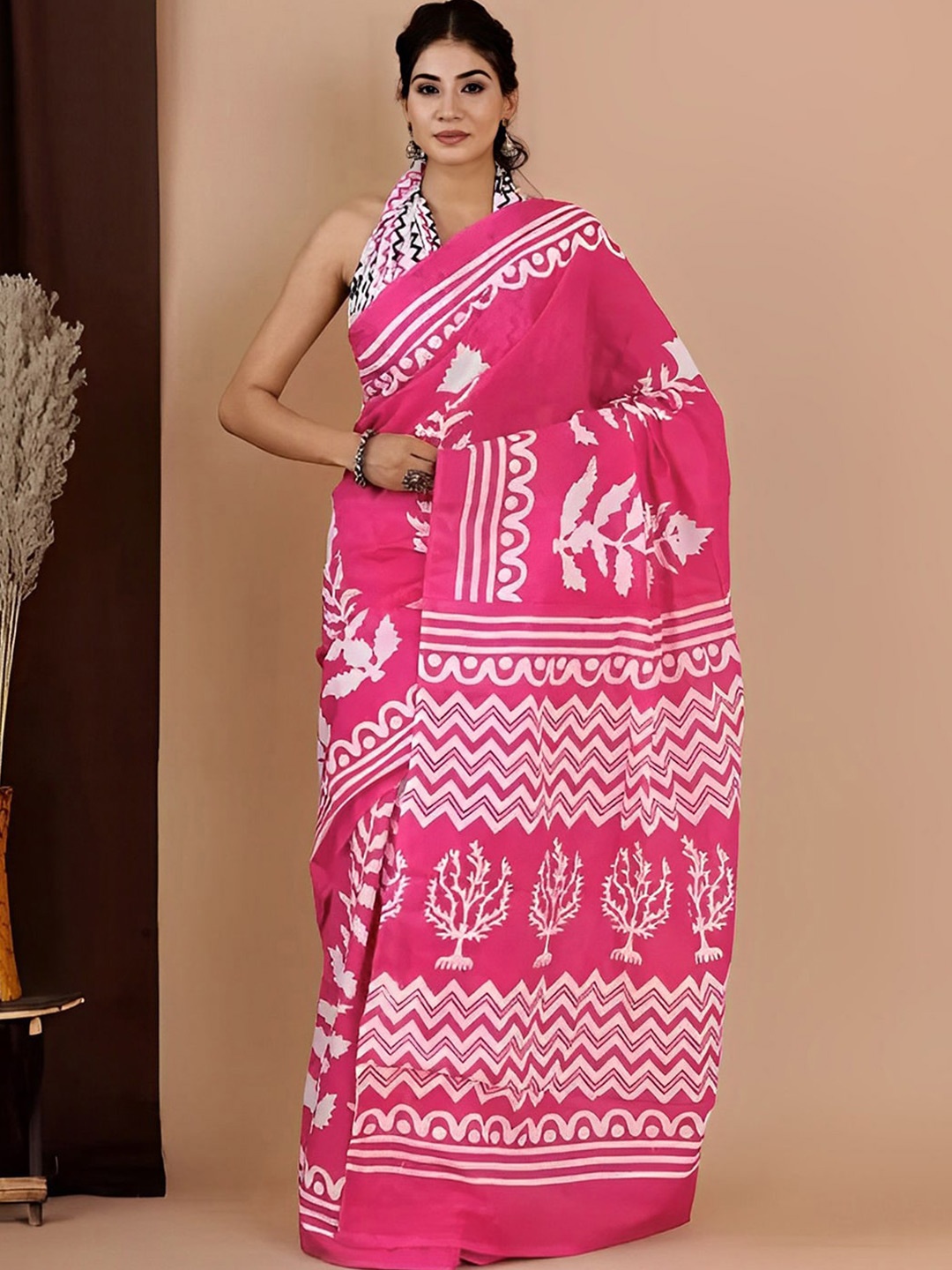 

Mitera Floral Printed Saree, Pink