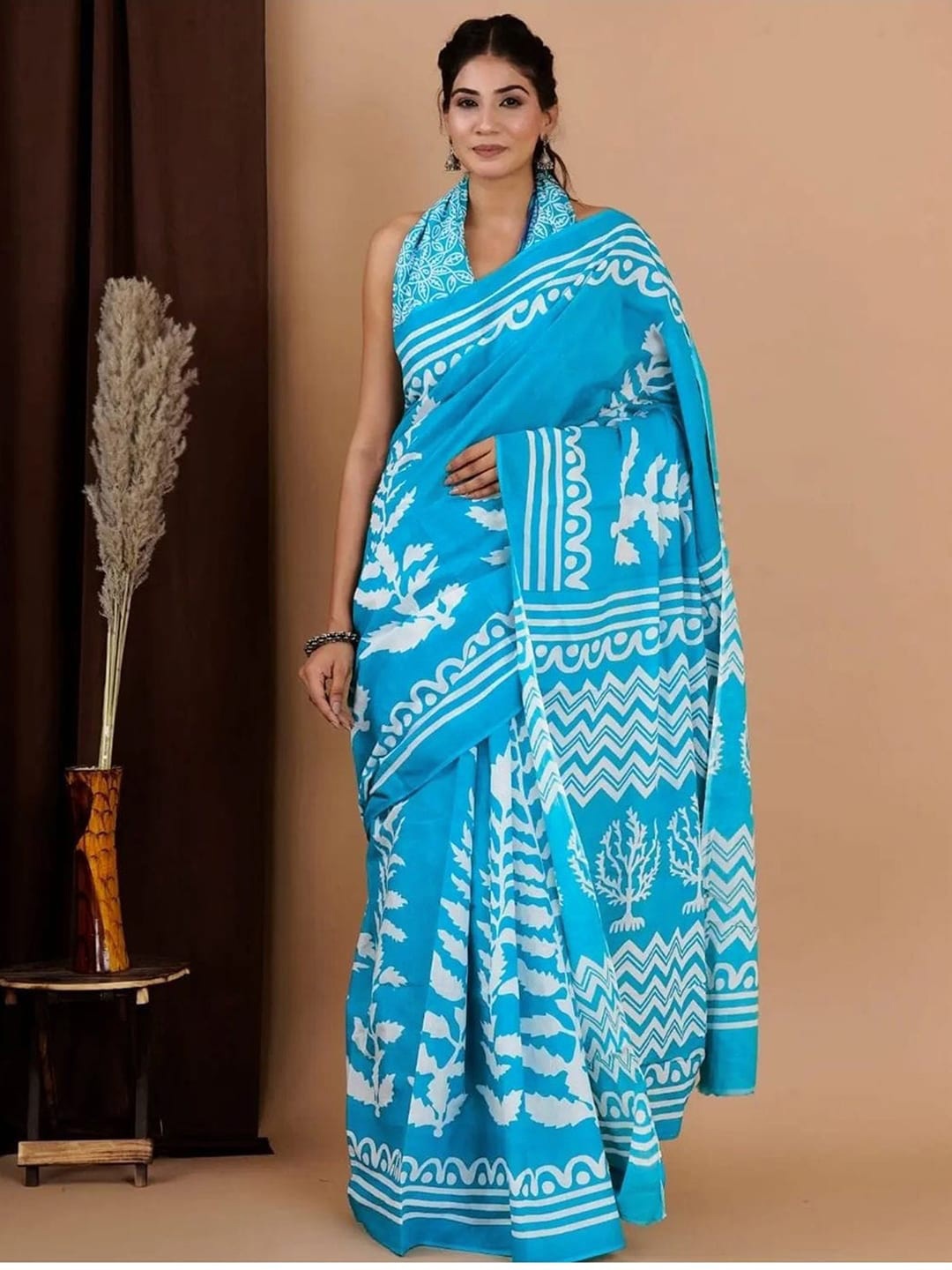 

Mitera Floral Printed Saree, Turquoise blue