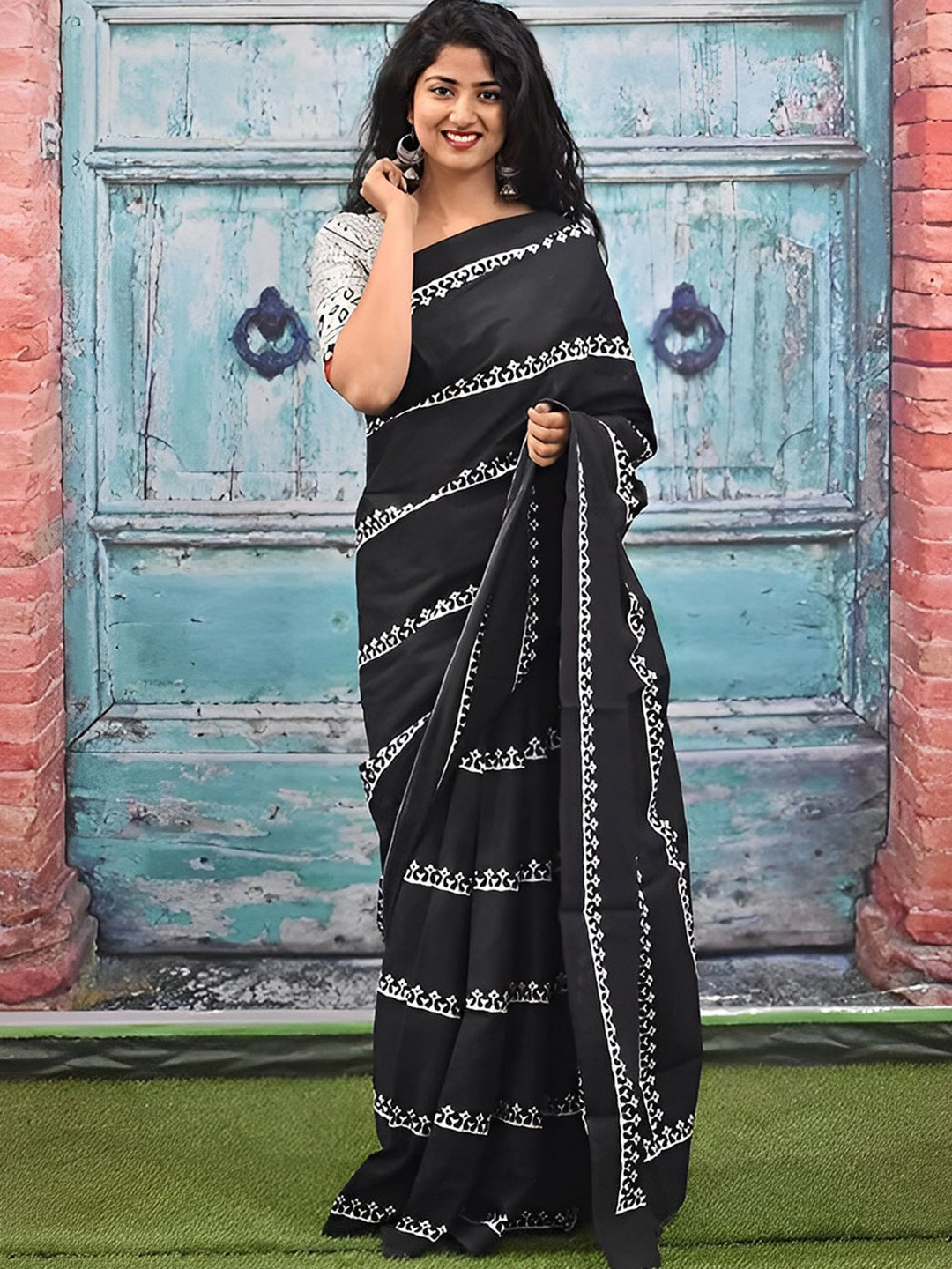 

Mitera Ethnic Motif Printed Saree, Black