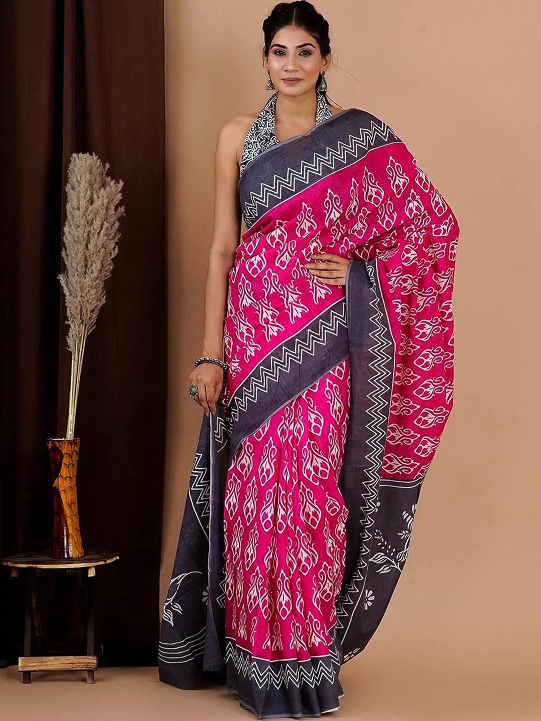 

Mitera Ethnic Motifs Printed Saree, Pink