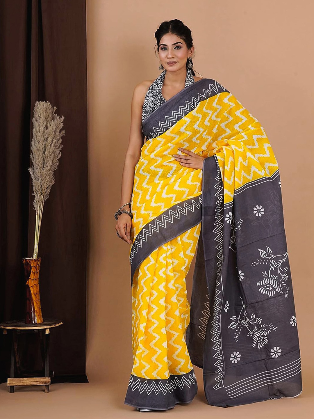 

Mitera Geometric Printed Saree, Yellow