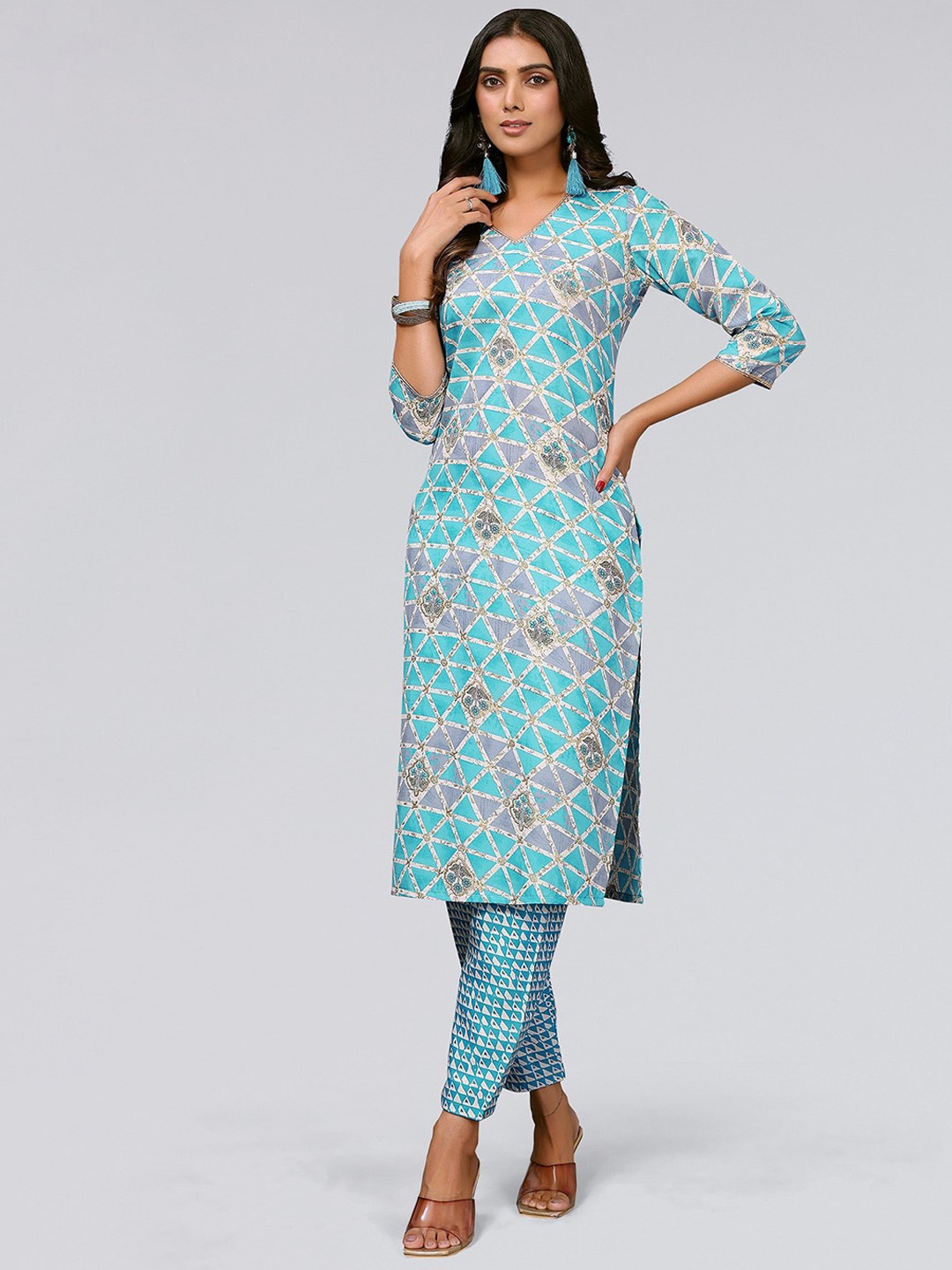 

KALINI Geometric Printed V Neck Regular Kurta with Trousers, Turquoise blue