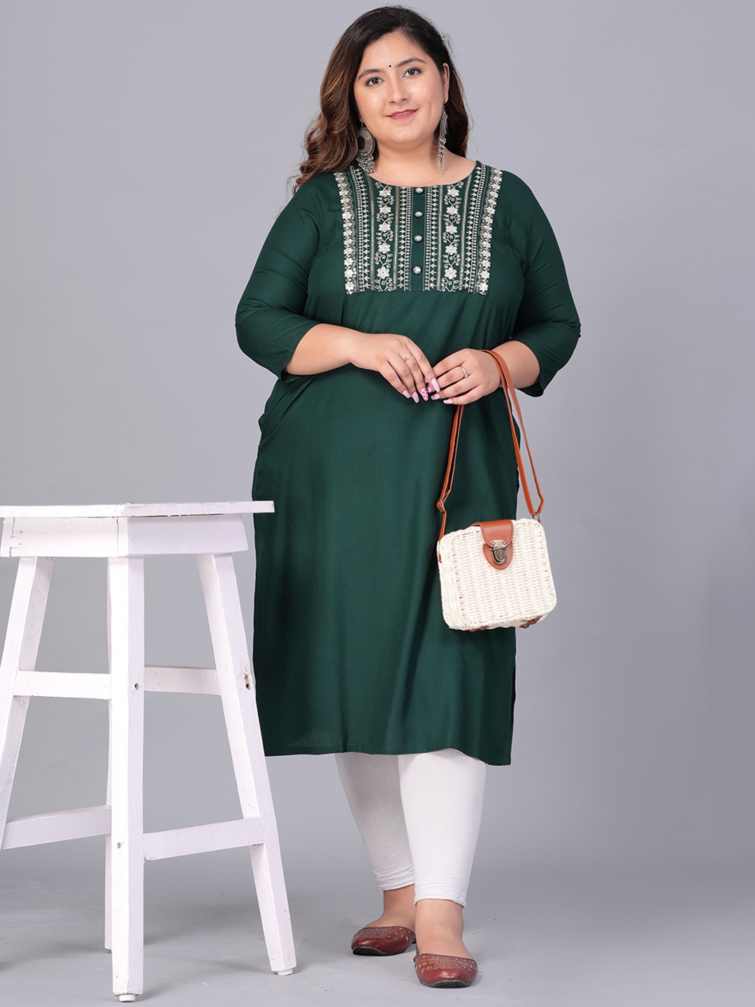 

Sztori Plus Size Ethnic Motifs Embroidered Yoke Straight Kurta, Green