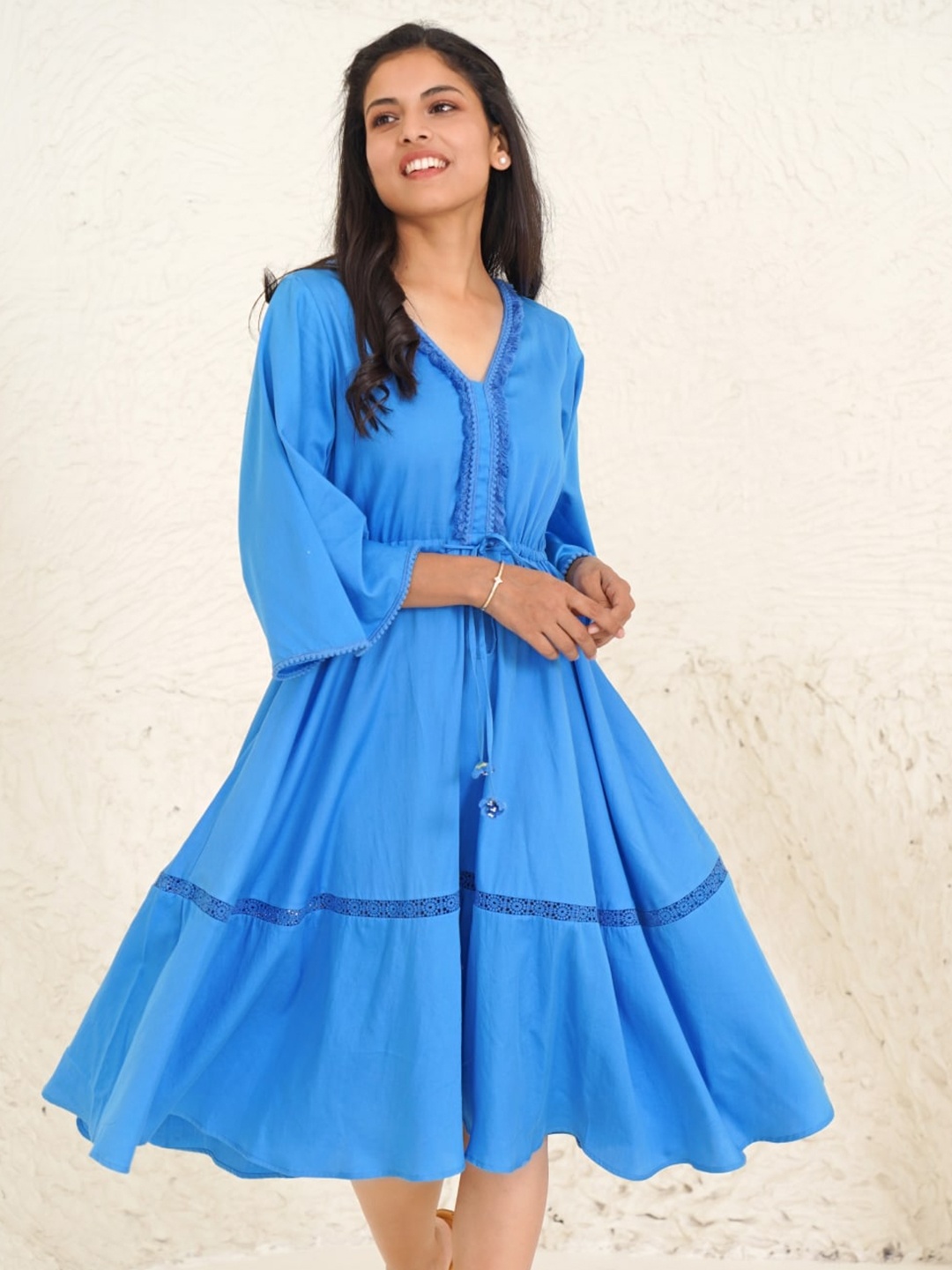 

NERO V-Neck Flared Sleeves Tie-Up Detail Fit & Flare Dress, Blue