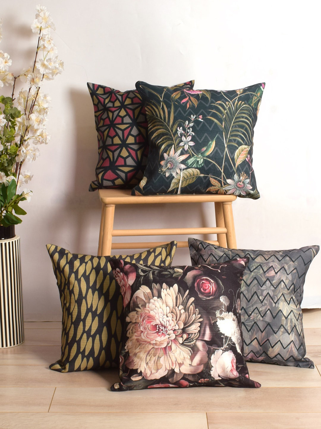 

BLANC9 Grey & Pink 5 Pieces Floral Square Cushion Covers