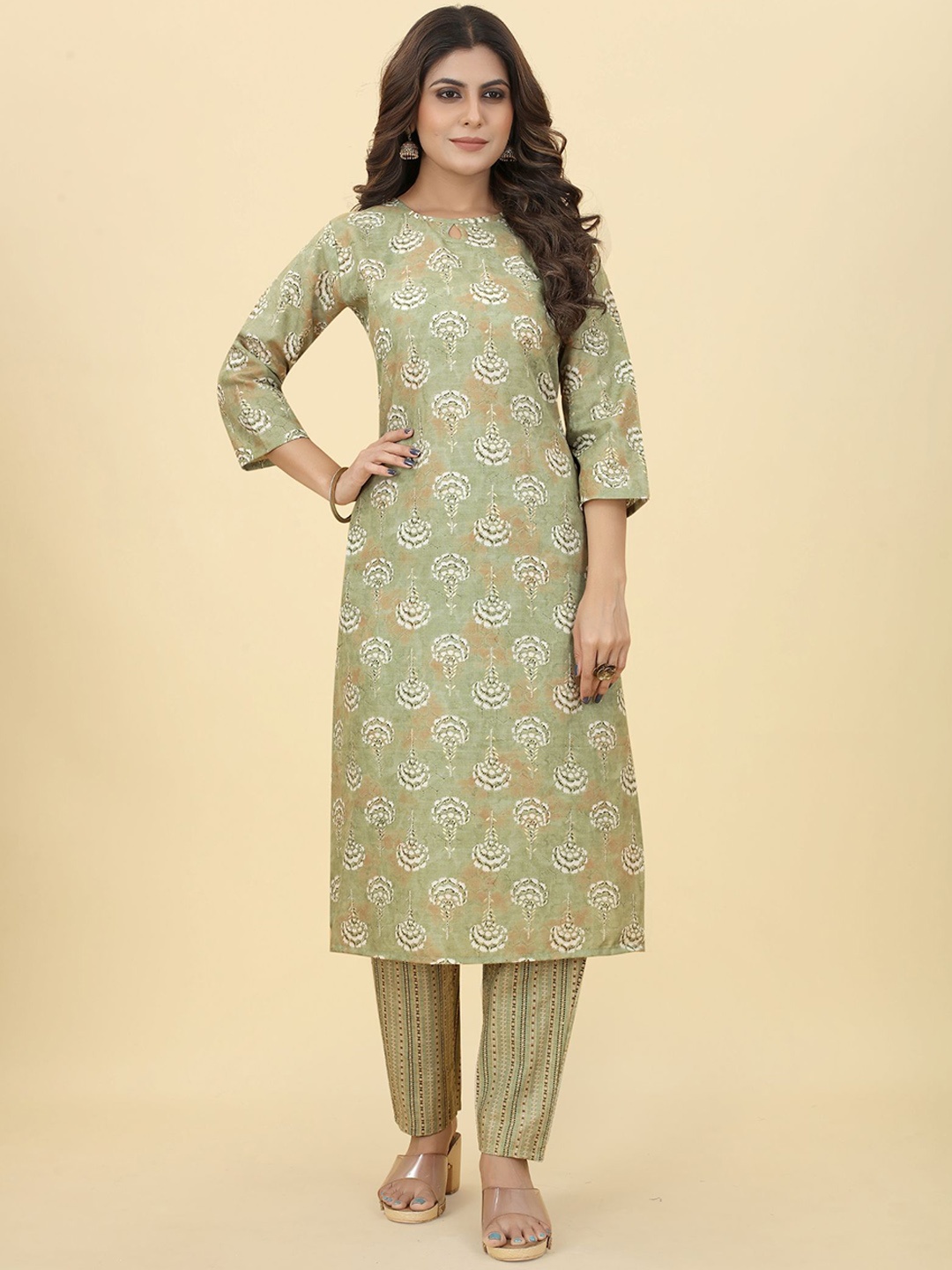 

PREMROOP- THE STYLE YOU LOVE Floral Printed Kurta With Trousers, Green