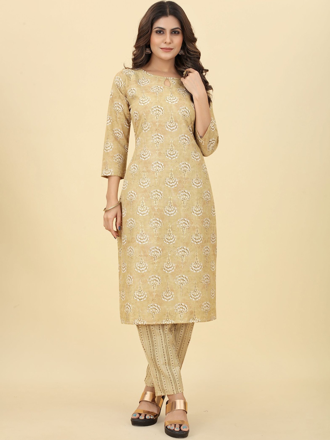 

PREMROOP- THE STYLE YOU LOVE Floral Printed Kurta With Trousers, Yellow
