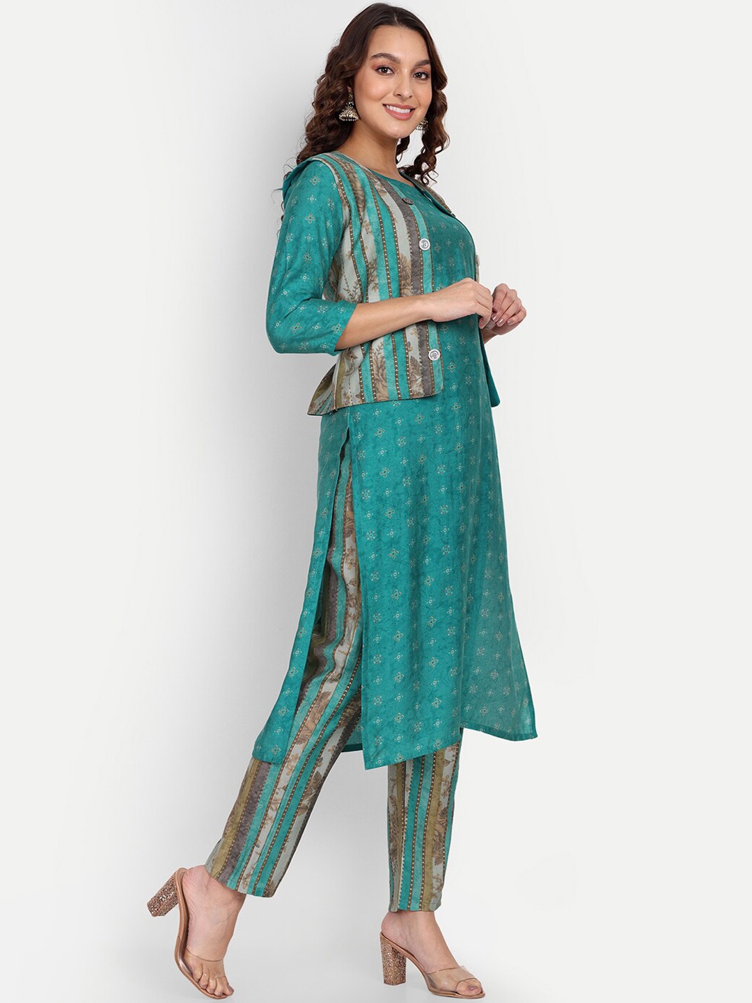 

Growish Floral Printed Kurta With Trousers And Jacket, Turquoise blue