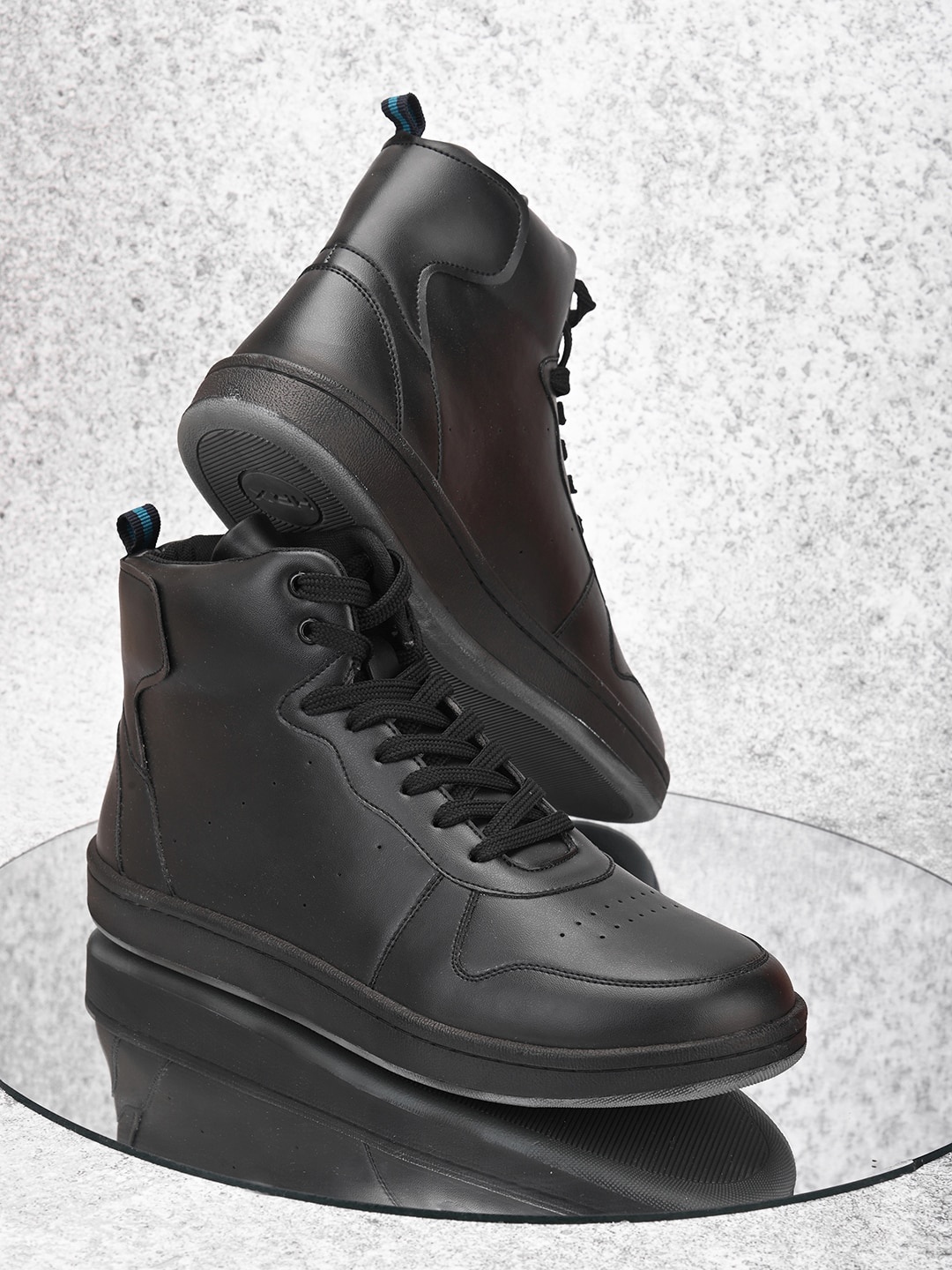 

HRX by Hrithik Roshan Men Black Mid Top Lightweight Sneakers