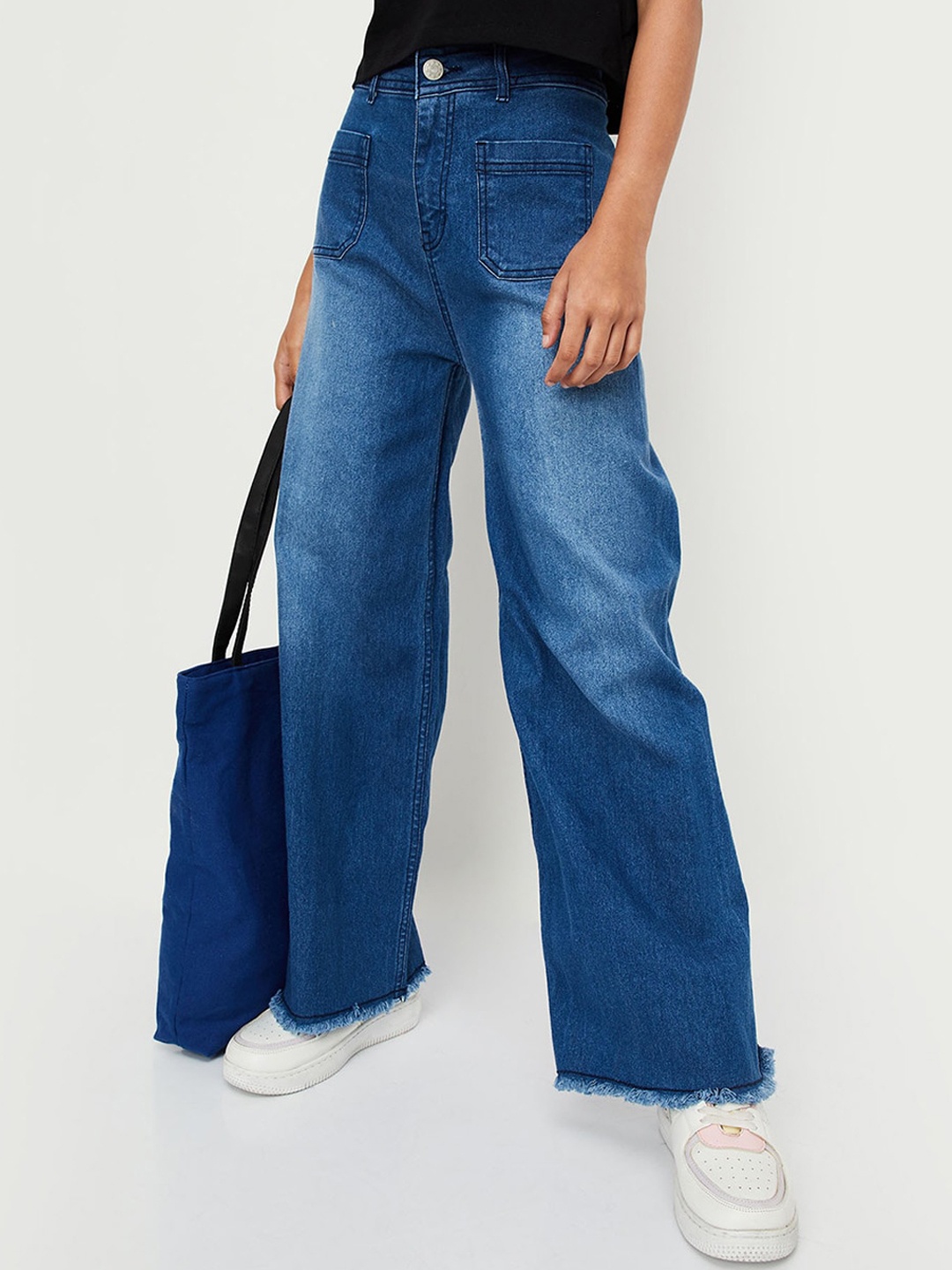 

max Girls Mid-Rise Medium Shade Heavy Fade Clean Look Jeans, Blue