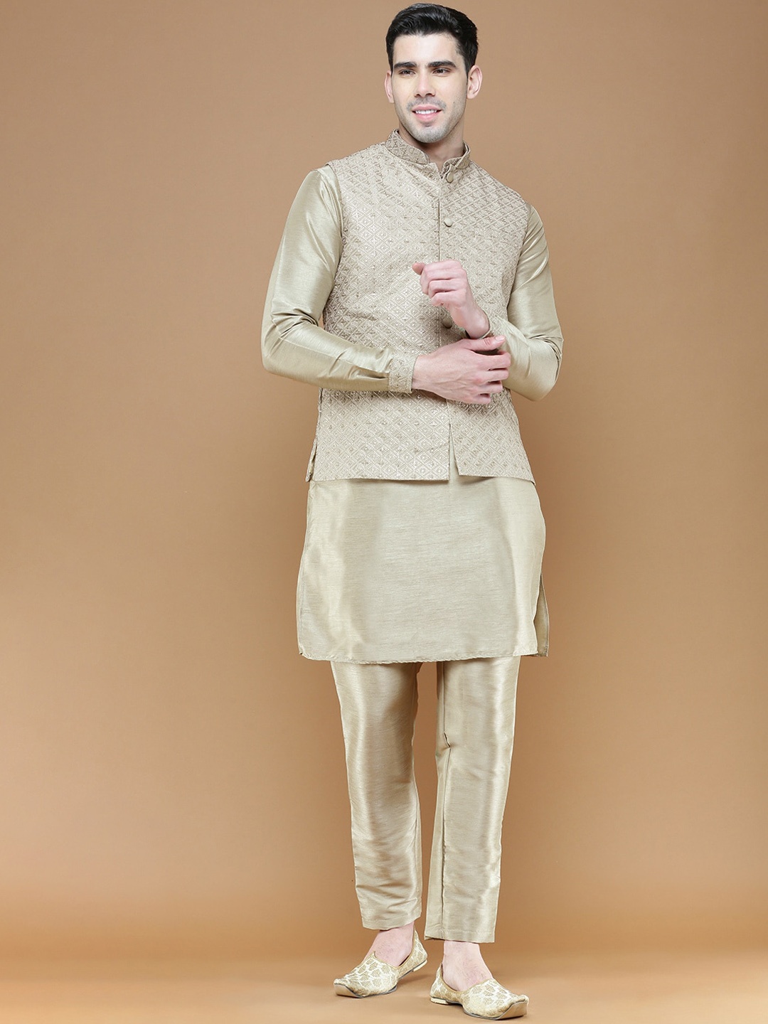 

Sanwara Thread Work Kurta With Pyjamas, Gold