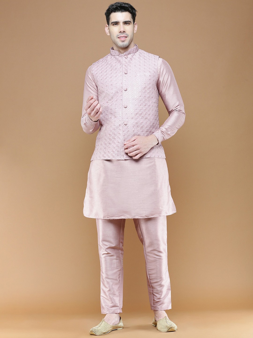 

Sanwara Thread Work Kurta With Pyjamas, Pink