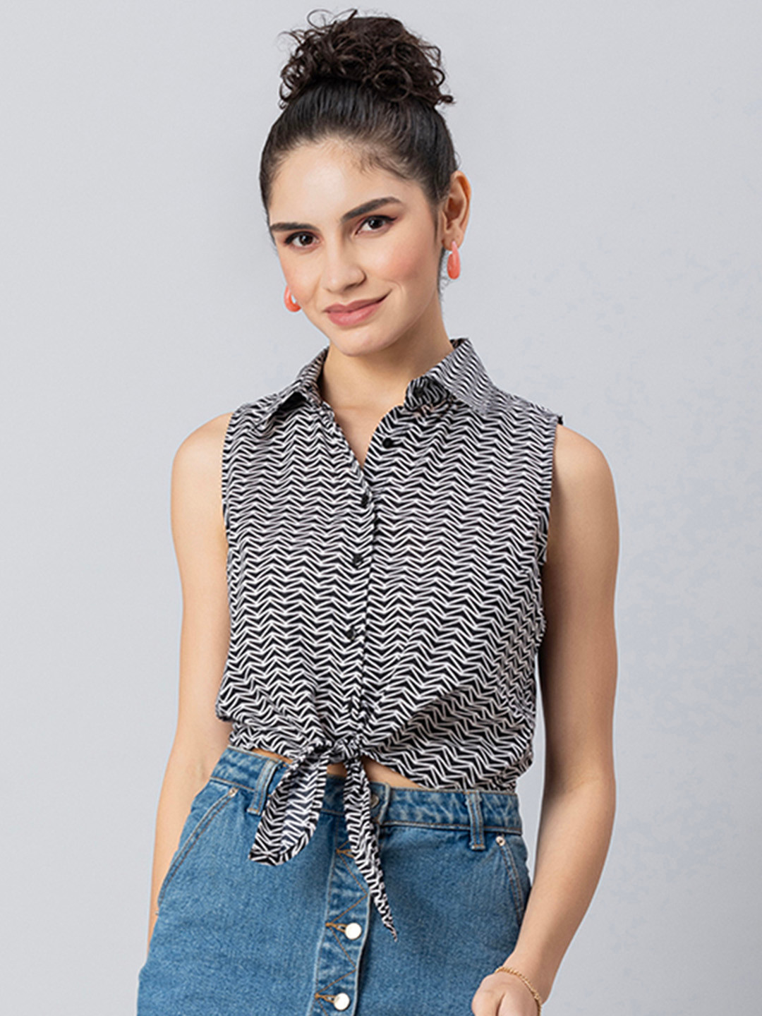 

Moomaya Geometric Printed Knotting Spread Collar Crop Cotton Shirt Style Top, Black