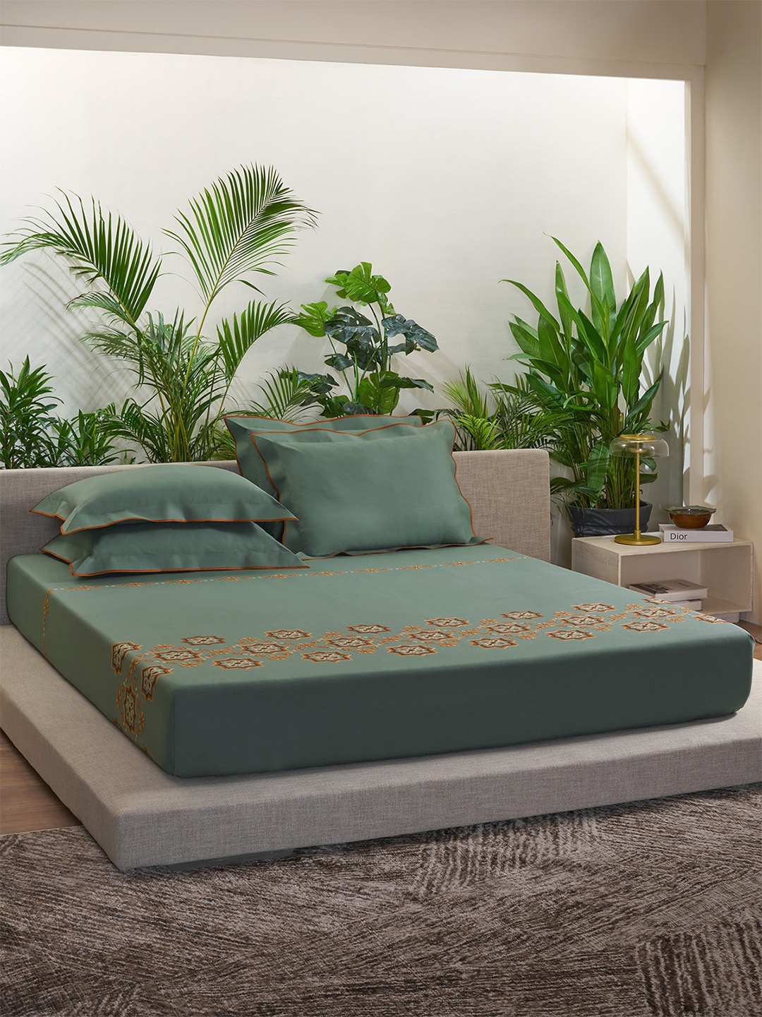 

DDecor Charisma iii Green & Brown Cotton Floral 180 TC King Bedsheet With 2 Pillow Covers