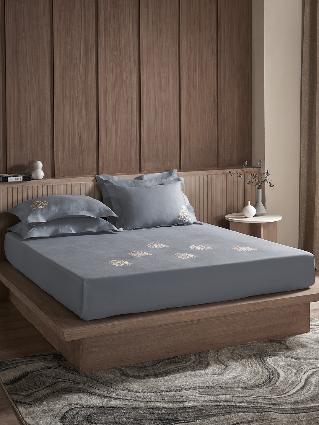 

DDecor Excellence Xii Grey Floral Cotton 210 TC King Bedsheet with 2 Pillow Covers