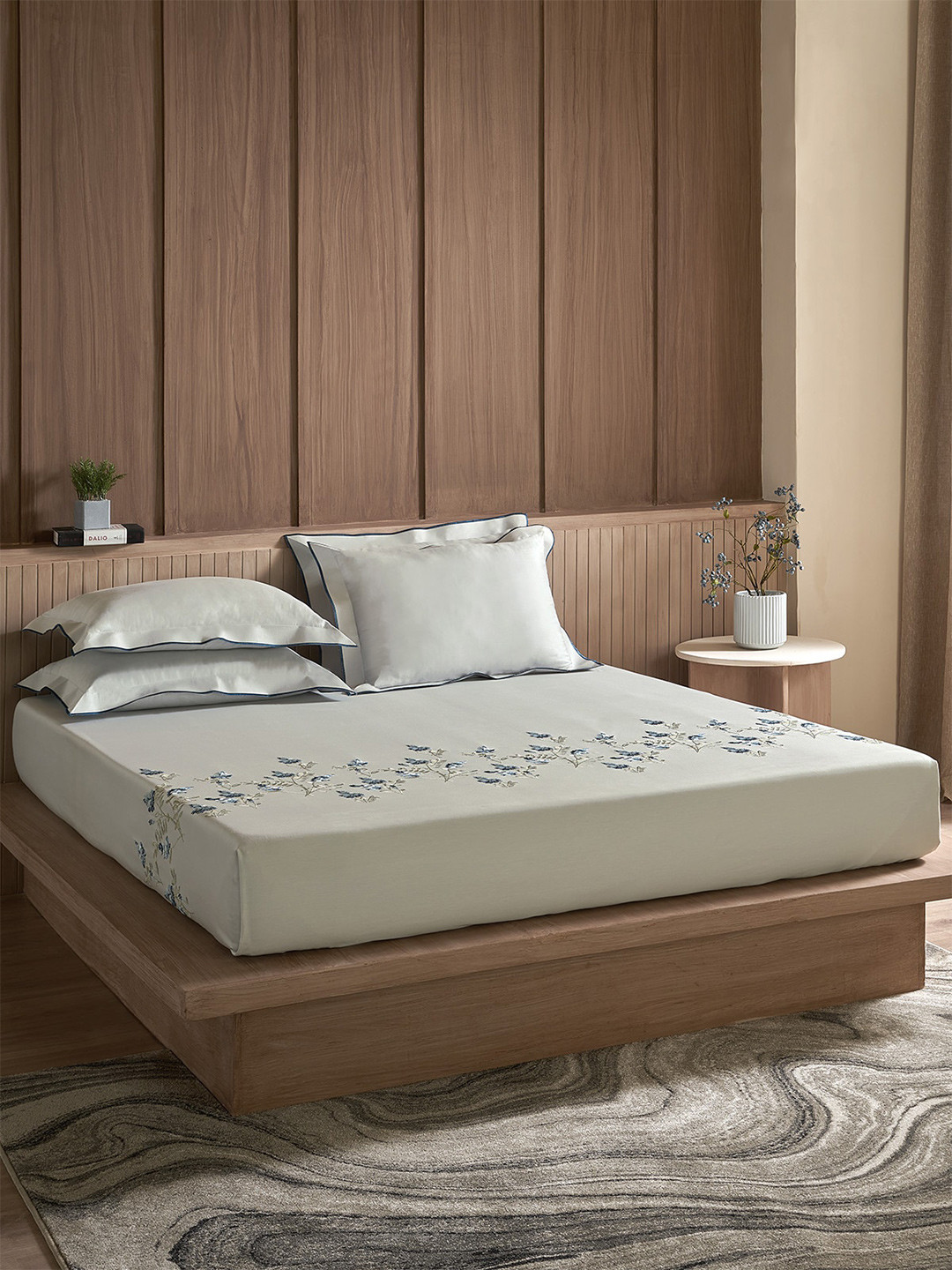 

DDecor Excellence Xii Grey & Blue Floral Cotton 210 TC King Bedsheet with 2 Pillow Covers