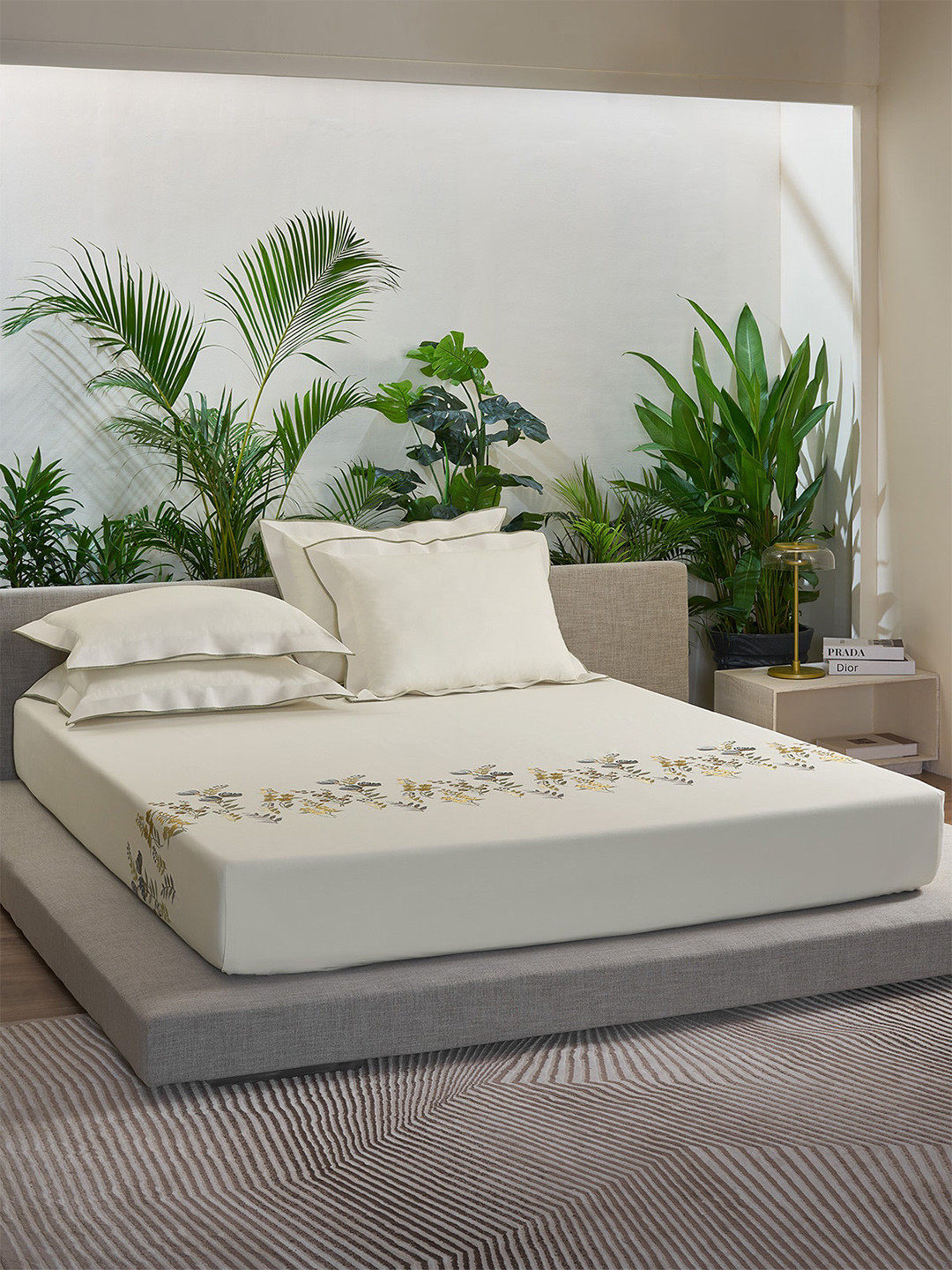 

DDecor Charisma Iii White Floral Cotton 180 TC King Bedsheet with 2 Pillow Covers