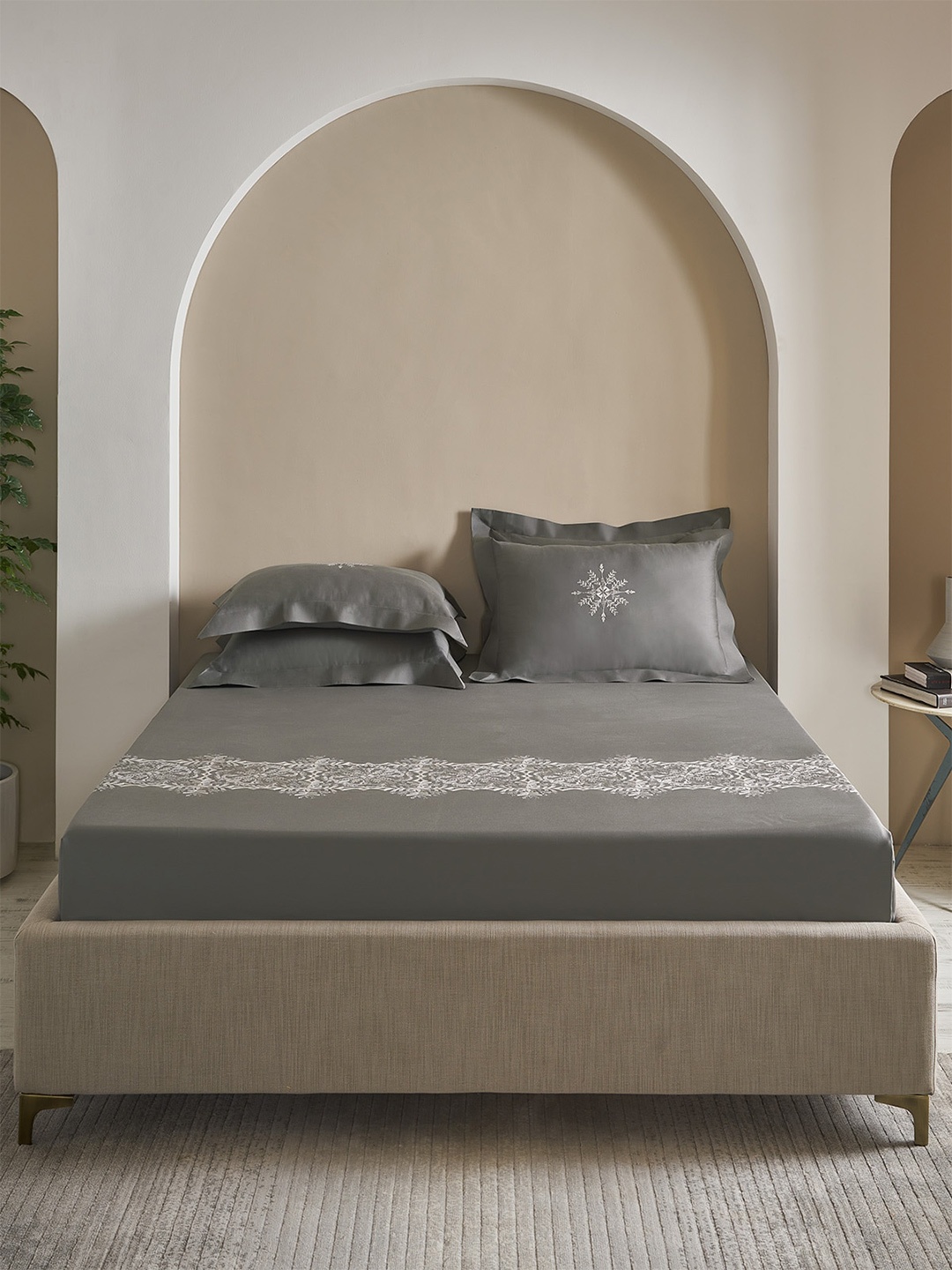 

DDecor Excellence Xii Grey Geometric Cotton 210 TC King Bedsheet with 2 Pillow Covers