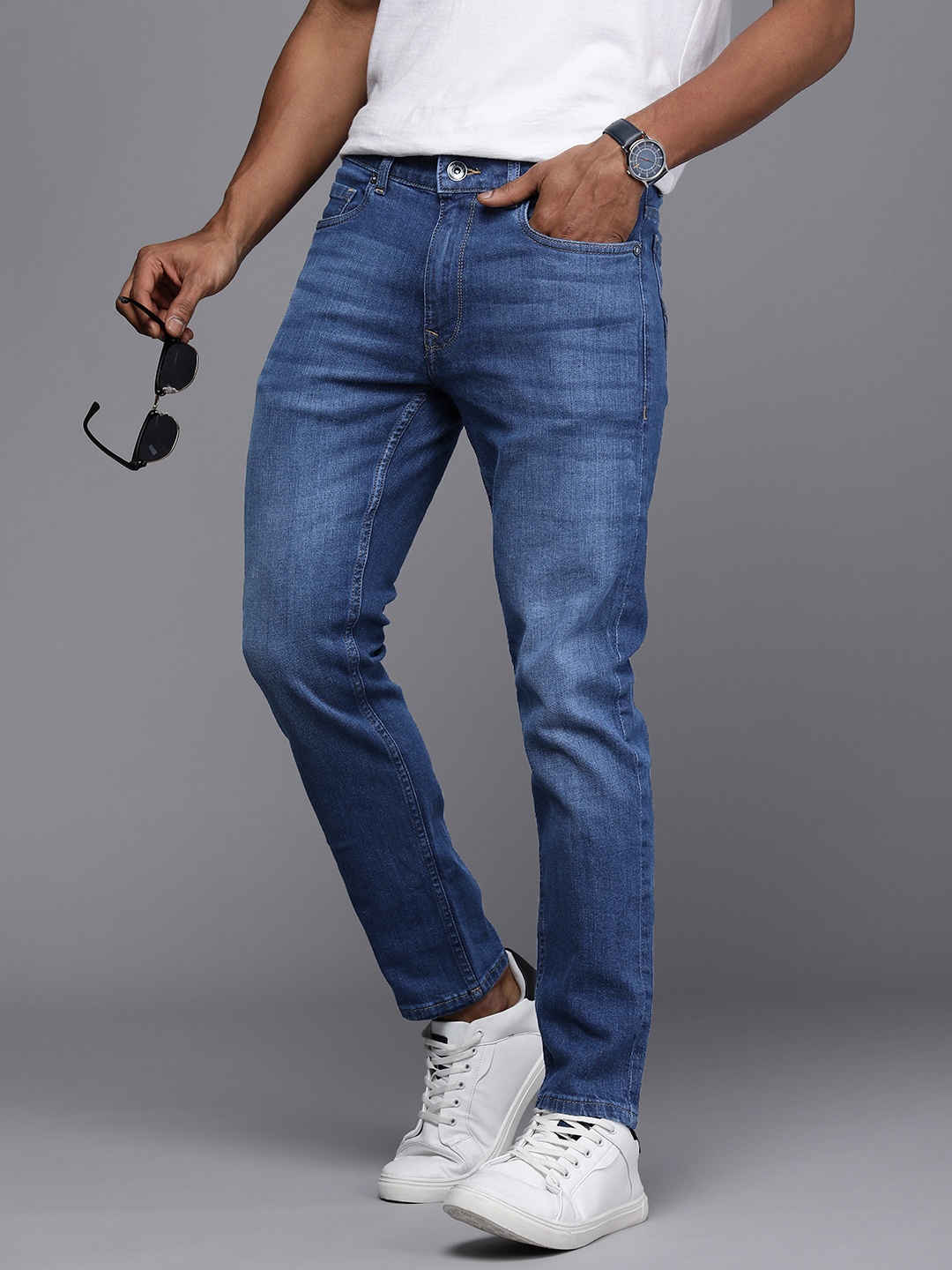 

Louis Philippe Jeans Men Smart Fit Light Fade Stretchable Mid-Rise Jeans, Navy blue