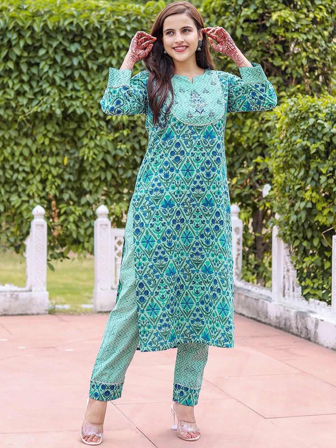 

AVYCO Floral Printed Gotta Patti Kurta with Trousers, Green