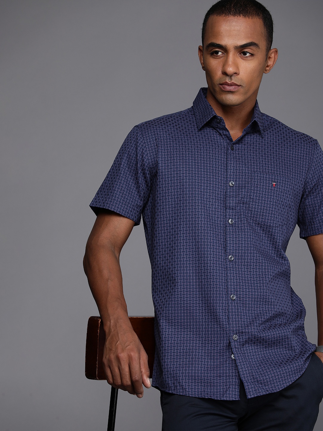 

Louis Philippe Sport Blue Slim Fit Geometric Printed Pure Cotton Casual Shirt, Navy blue