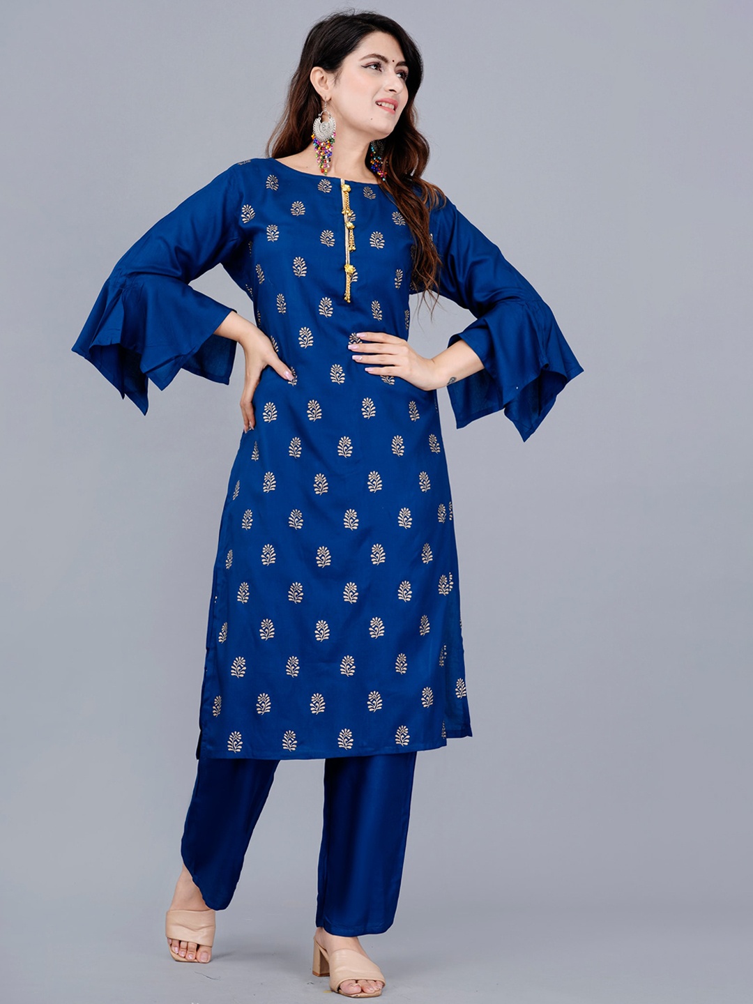 

TREND ME Floral Printed Bell Sleeves Kurta With Trousers, Blue