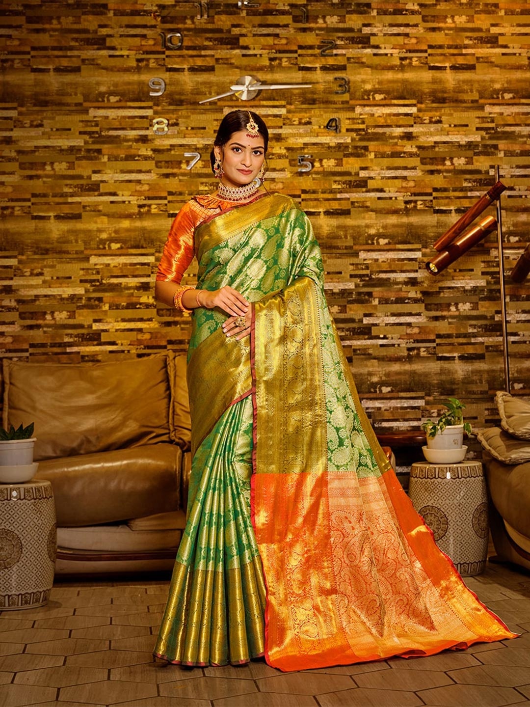 

JUST FASHION Paisley Woven Design Zari Detail Kanjeevaram Saree, Green