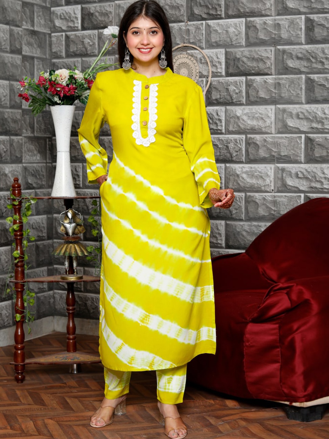 

PNEHA Leheriya Dyed Mandarin Collar Kurta with Trousers, Green