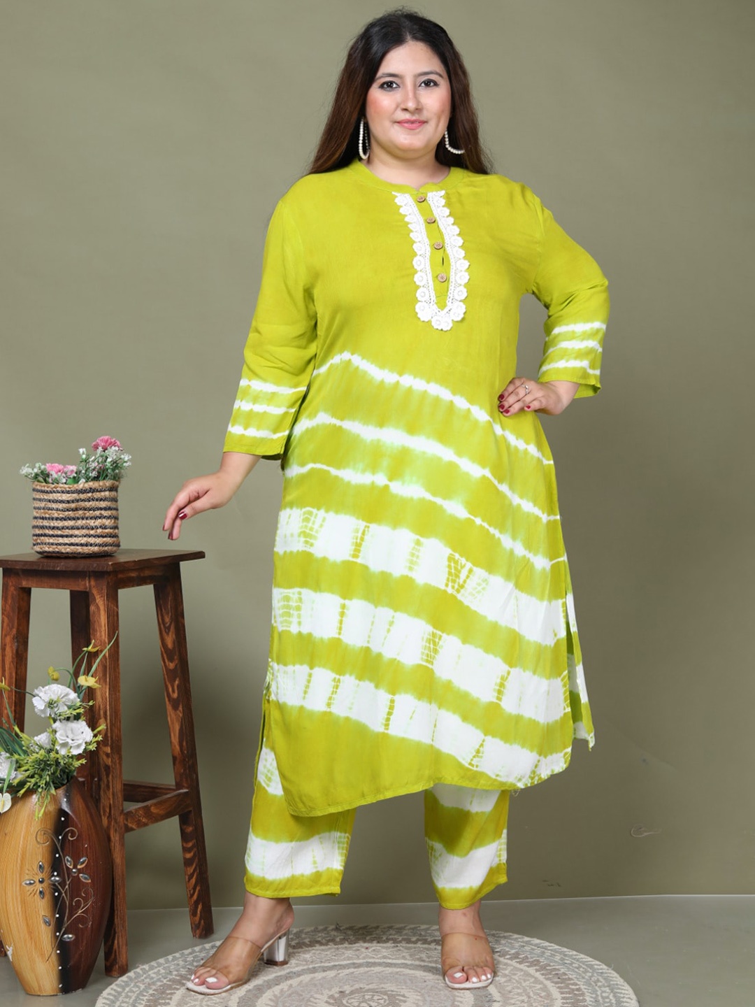 

PNEHA Plus Size Leheriya Dyed Band Collar Kurta with Trousers, Green