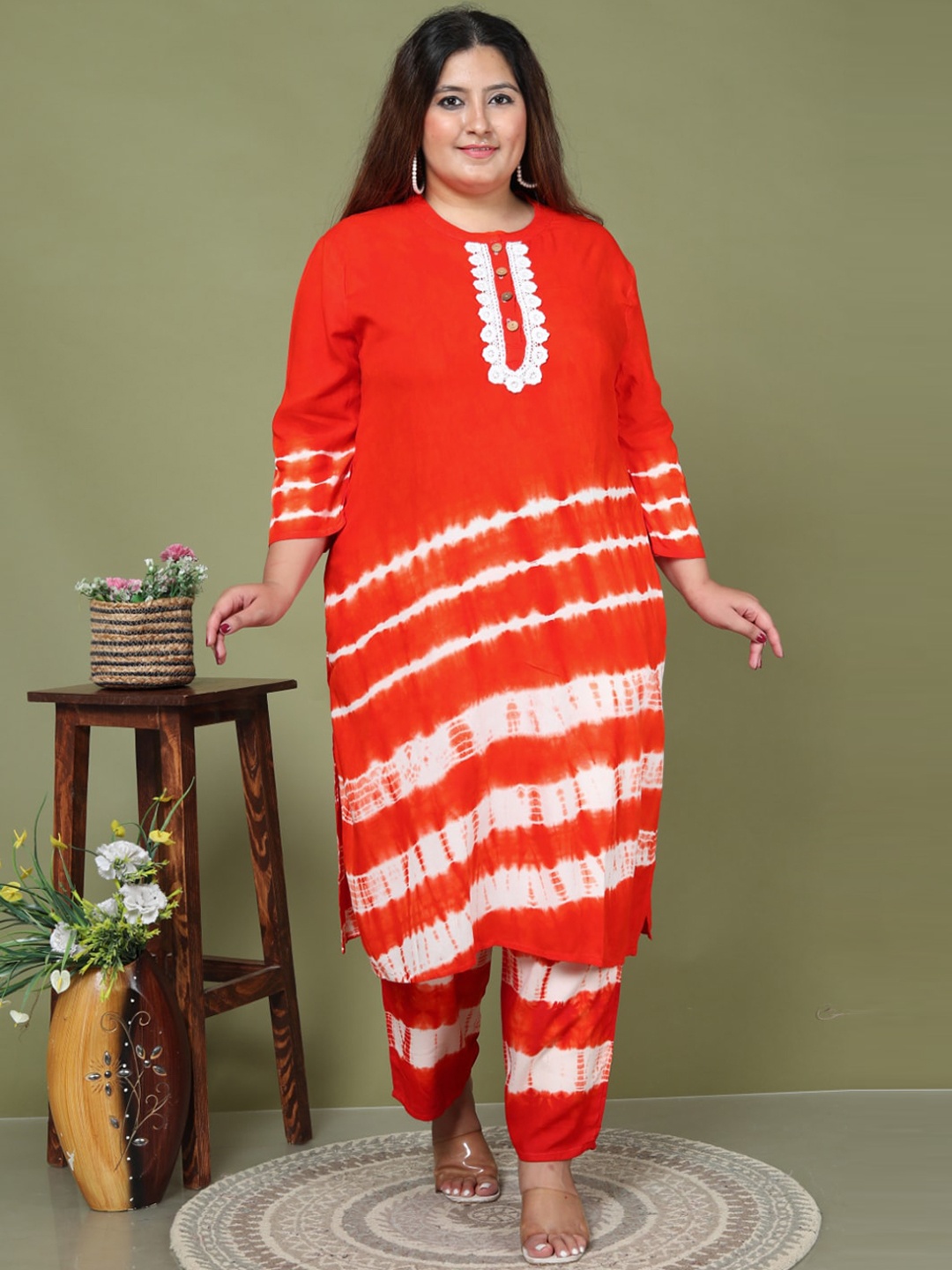 

PNEHA Plus Size Leheriya Dyed Band Collar Kurta with Trousers, Orange