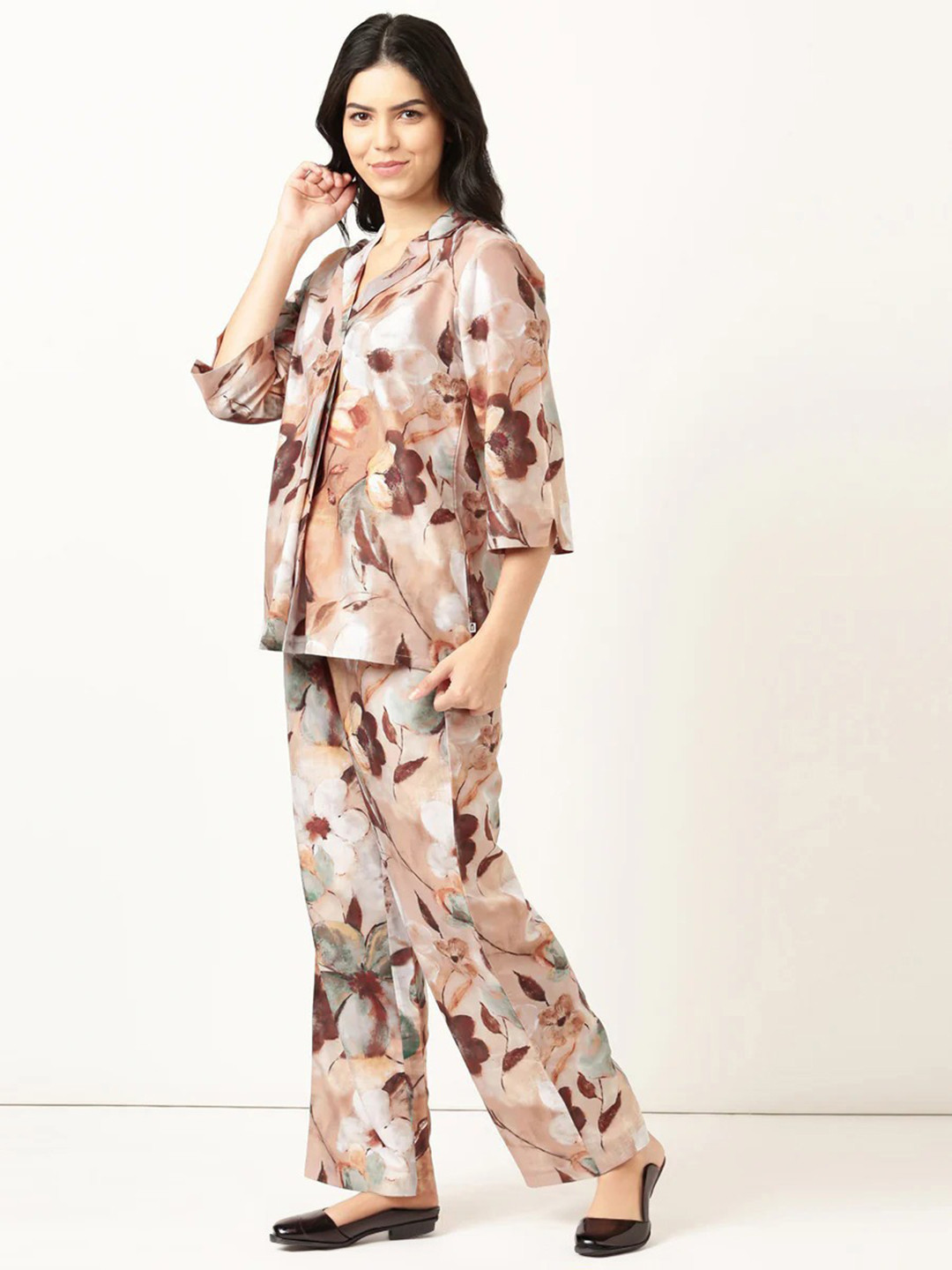 

Bannos Swagger Floral Printed Shawl Neck Top With Printed Trousers, Brown