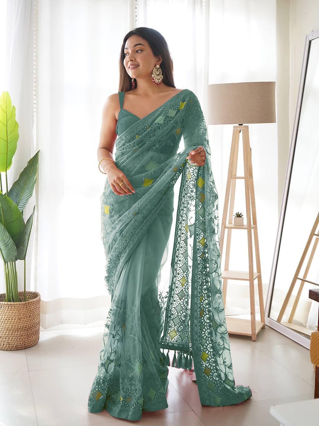 

Munir Floral Embroidered Net Saree, Green