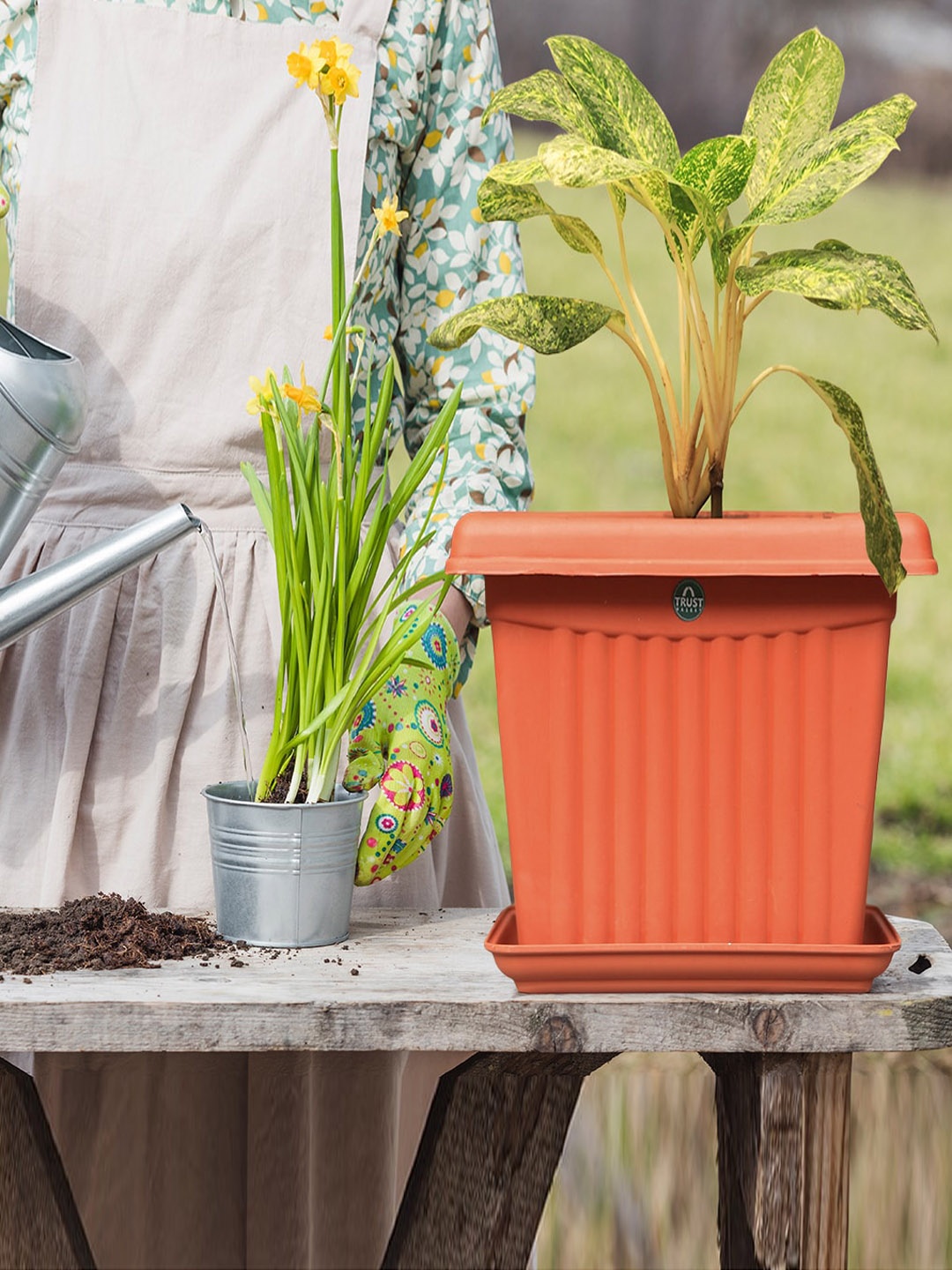 

TRUSTBASKET Brown 3 Pieces Sqaure Planter with Saucers