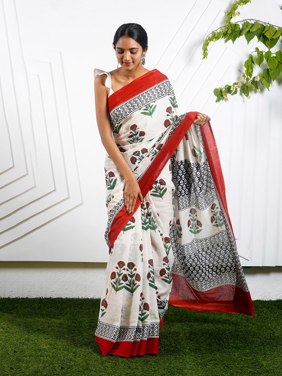 

TEEJH Floral Printed Pure Cotton Saree, White