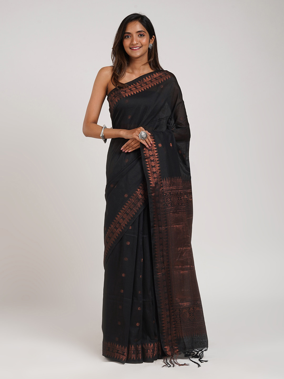 

TEEJH Ethnic Motifs Woven Design Zari Pure Cotton Jamdani Saree, Black
