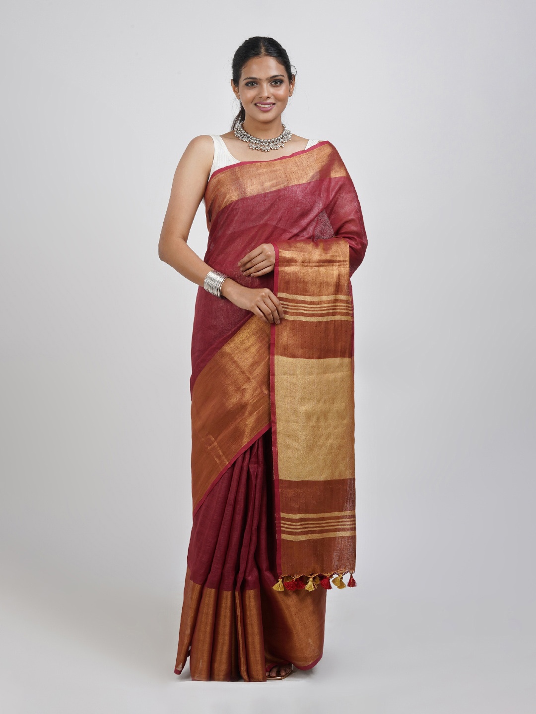 

TEEJH Woven Design Linen Blend Saree, Maroon