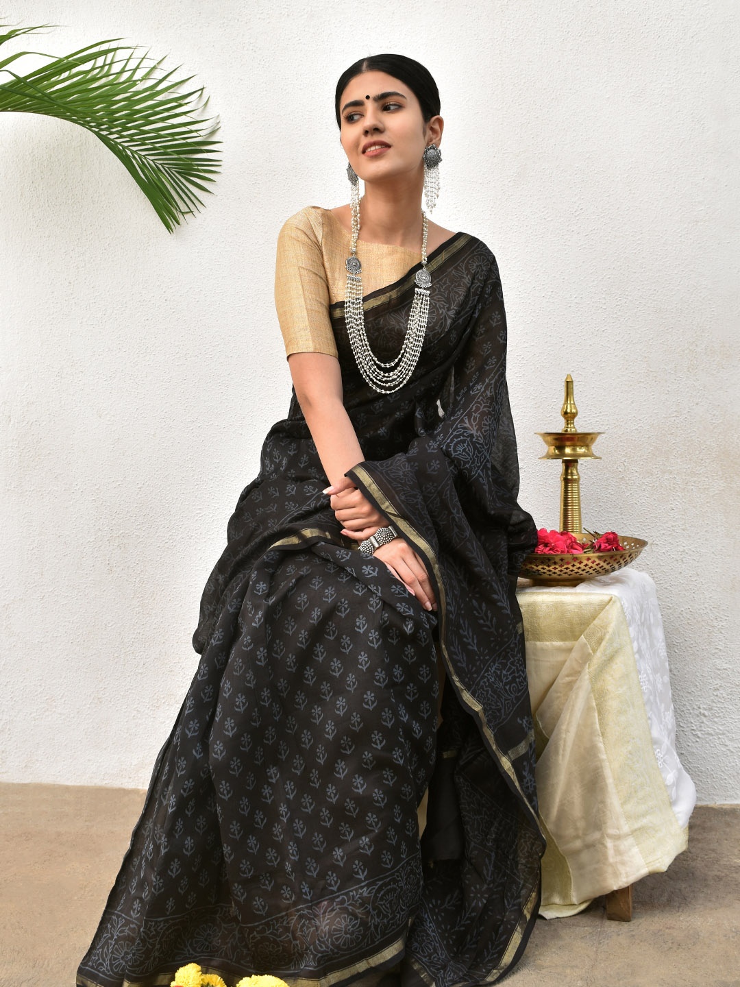 

TEEJH Floral Printed Zari Silk Cotton Chanderi Saree, Black
