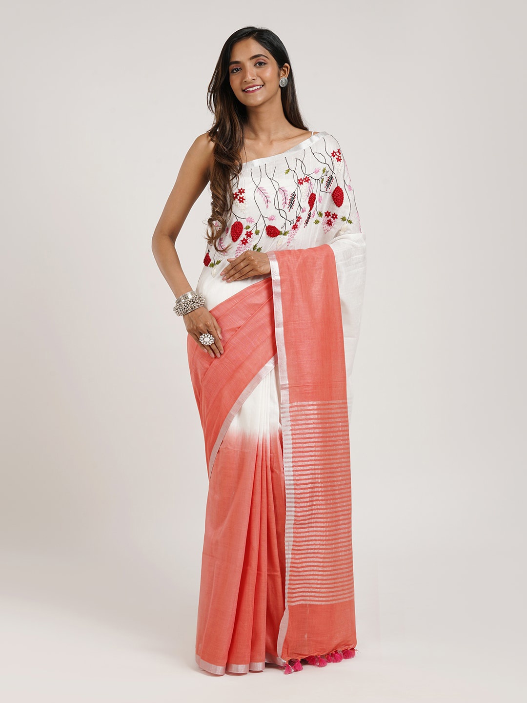 

TEEJH Floral Embroidered Saree, Red