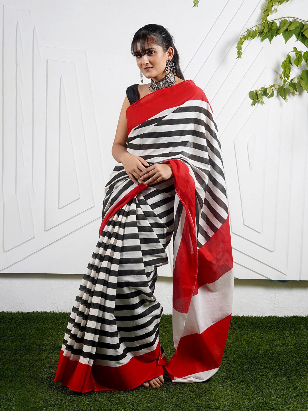 

TEEJH Striped Pure Cotton Saree, White