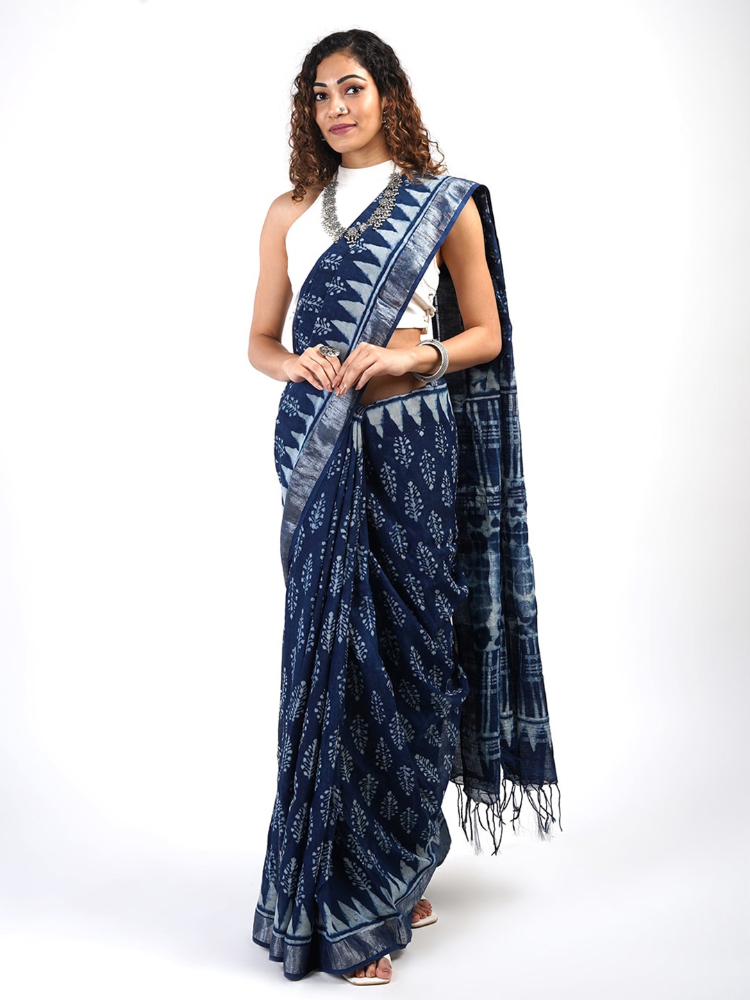 

TEEJH Ethnic Motifs Printed Linen Blend Saree, Blue