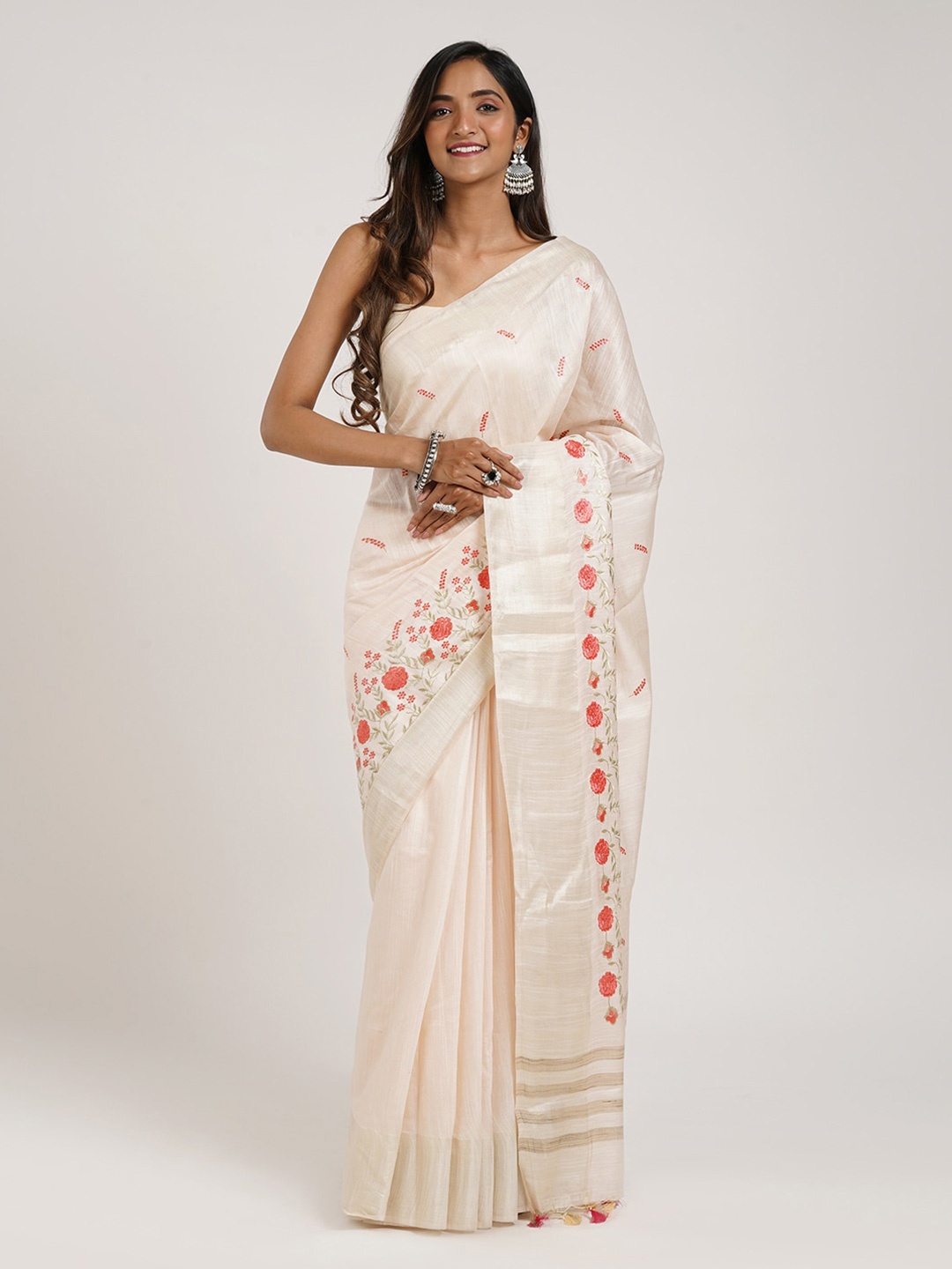 

TEEJH Floral Embroidered Saree, Off white