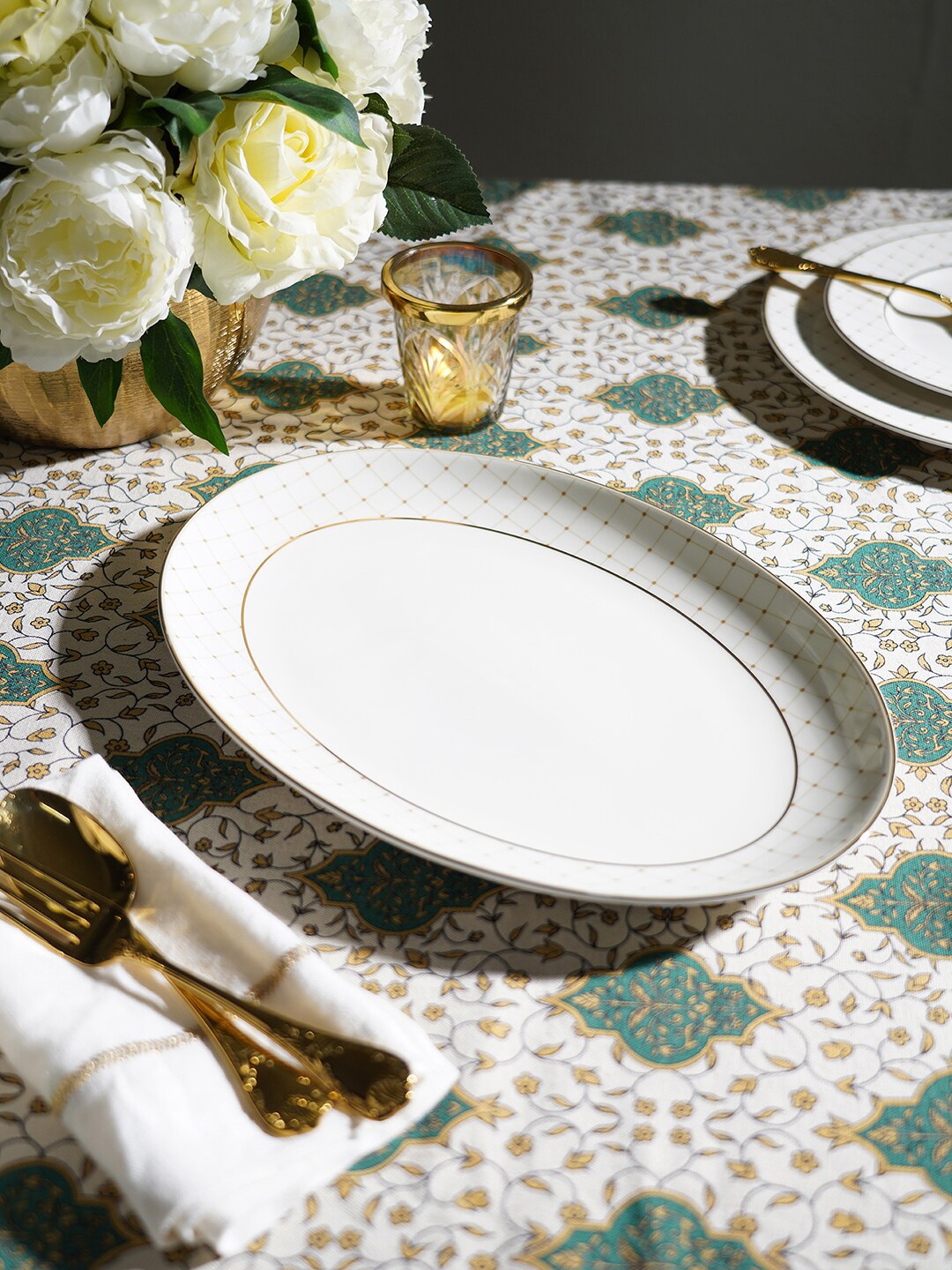 

Pure Home and Living White Criss Cross Detail Ceramic Oval Plate