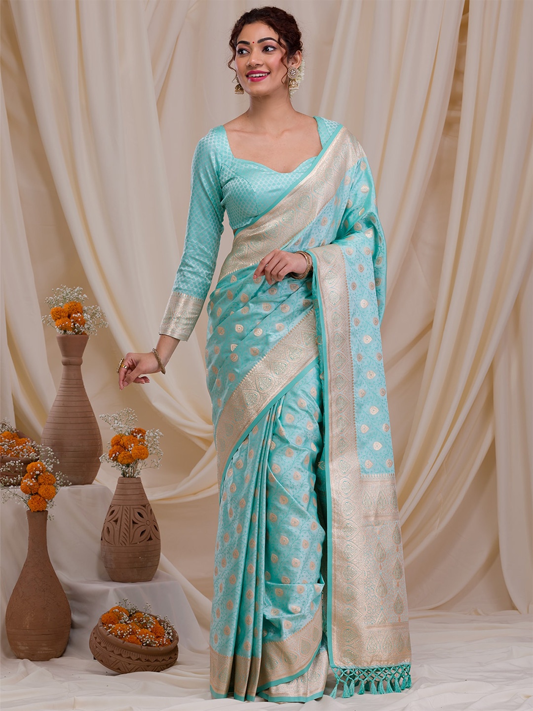 

Koskii Ethnic Motifs Woven Design Zari Saree, Green
