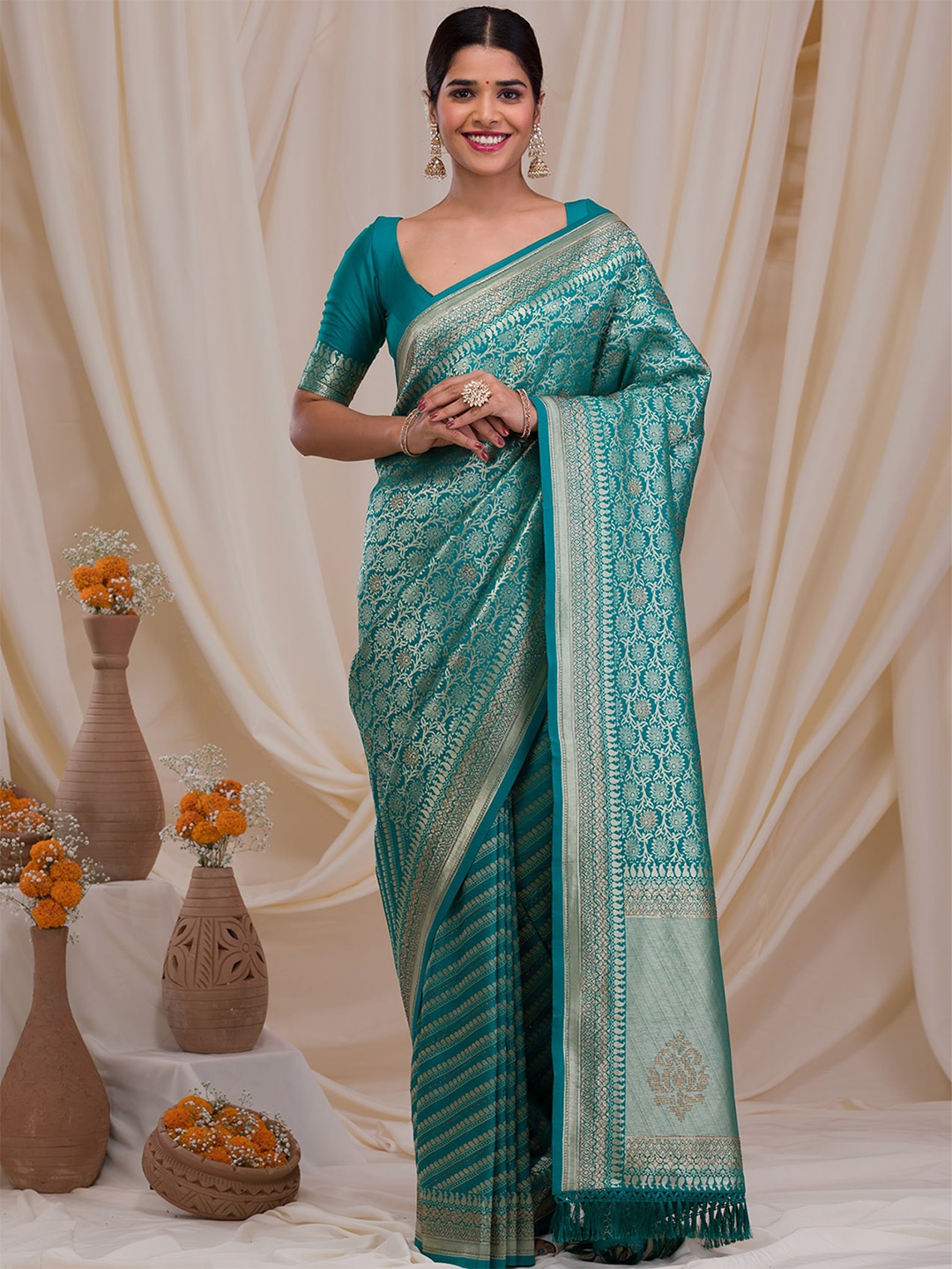 

Koskii Ethnic Motifs Woven Design Zari Saree, Green