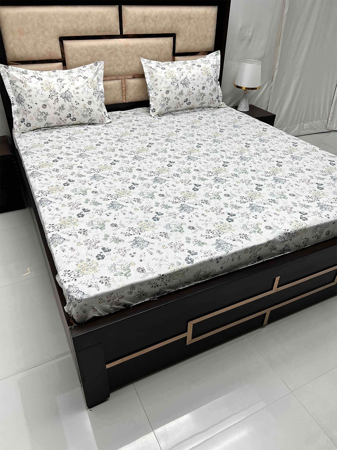 

Pure Decor White & Grey Pure Cotton 300 TC Fitted Super King Bedsheet & 2 Pillow Covers