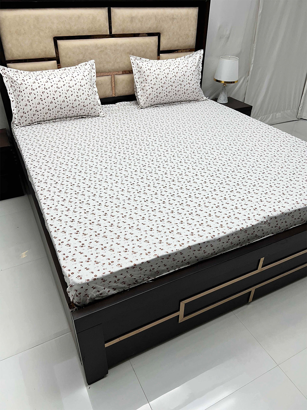 

Pure Decor Gem White & Black Cotton Fitted 300TC Super King Bedsheet & 2 Pillow Covers